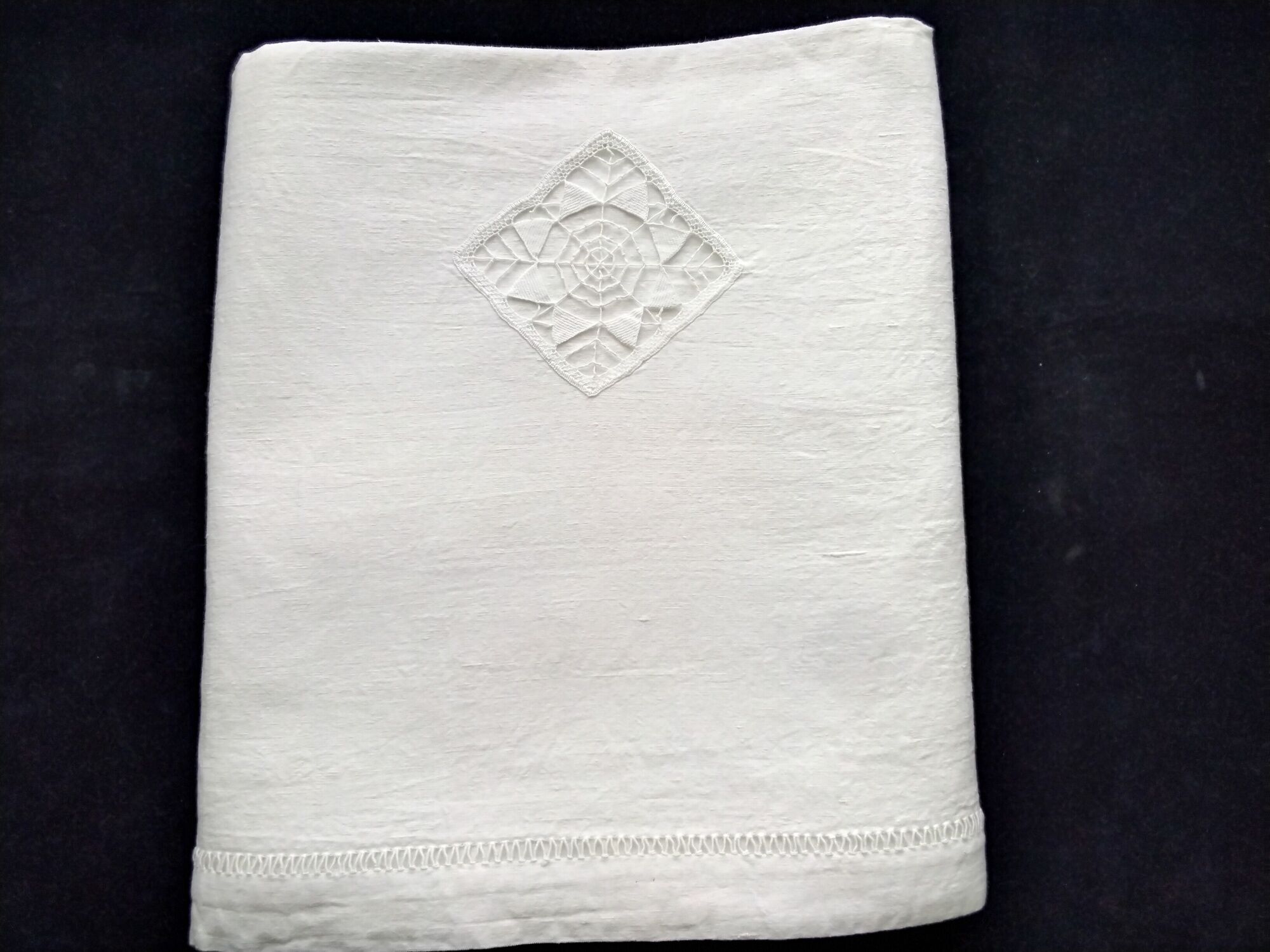 Antique sheet in mestizo with days and embroidery 1.85 x 3.10 m