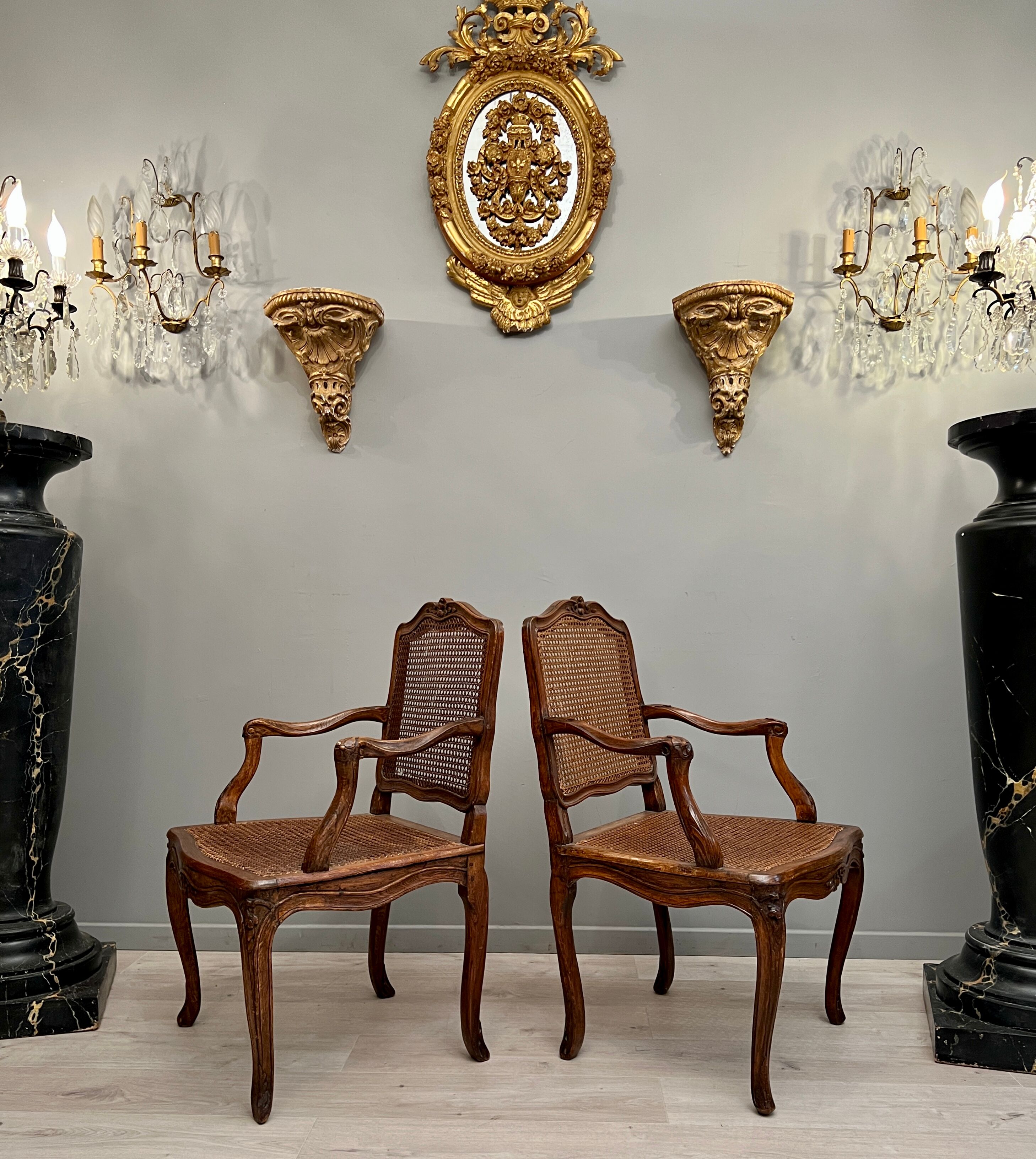 Paire de fauteuils cannés moulures et sculptes d'epoque régence