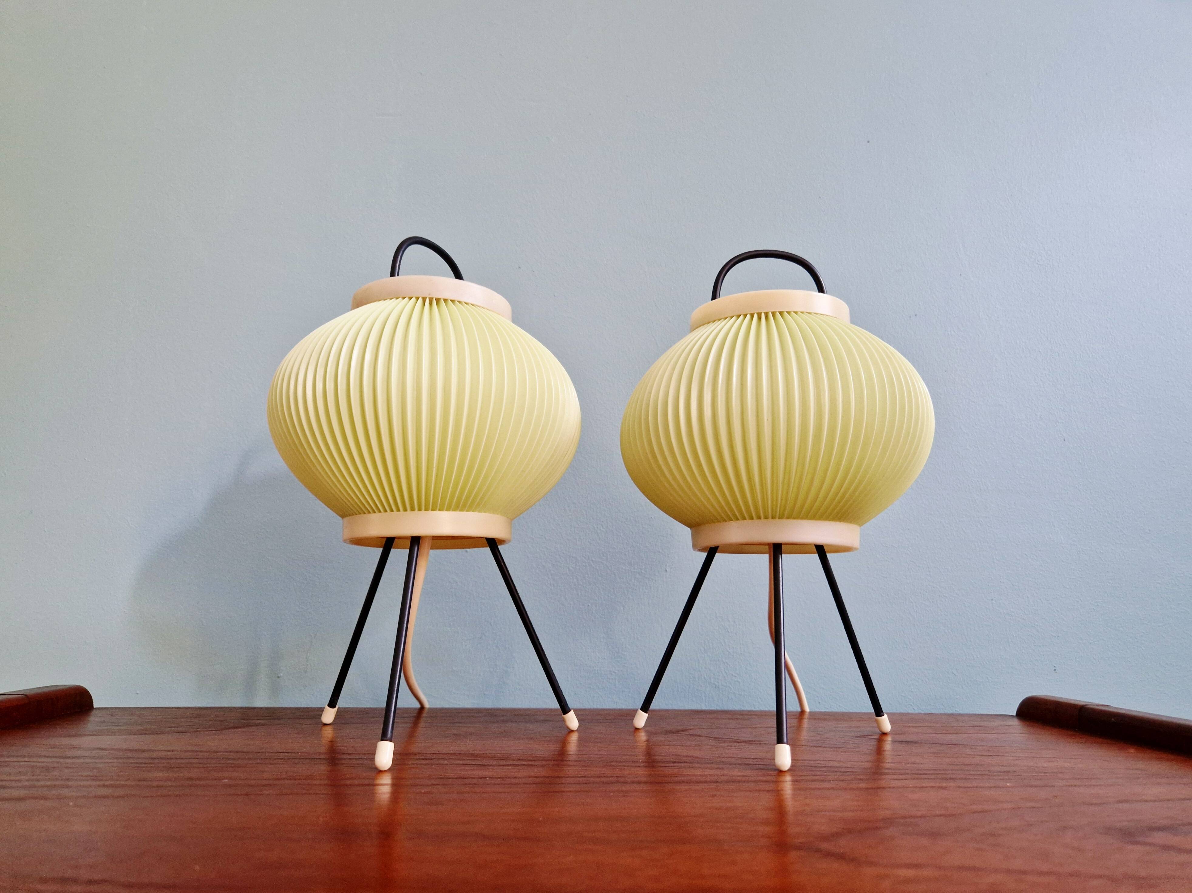 Paire de lampes tripode en celluloïd plissé vert pâle, 1960