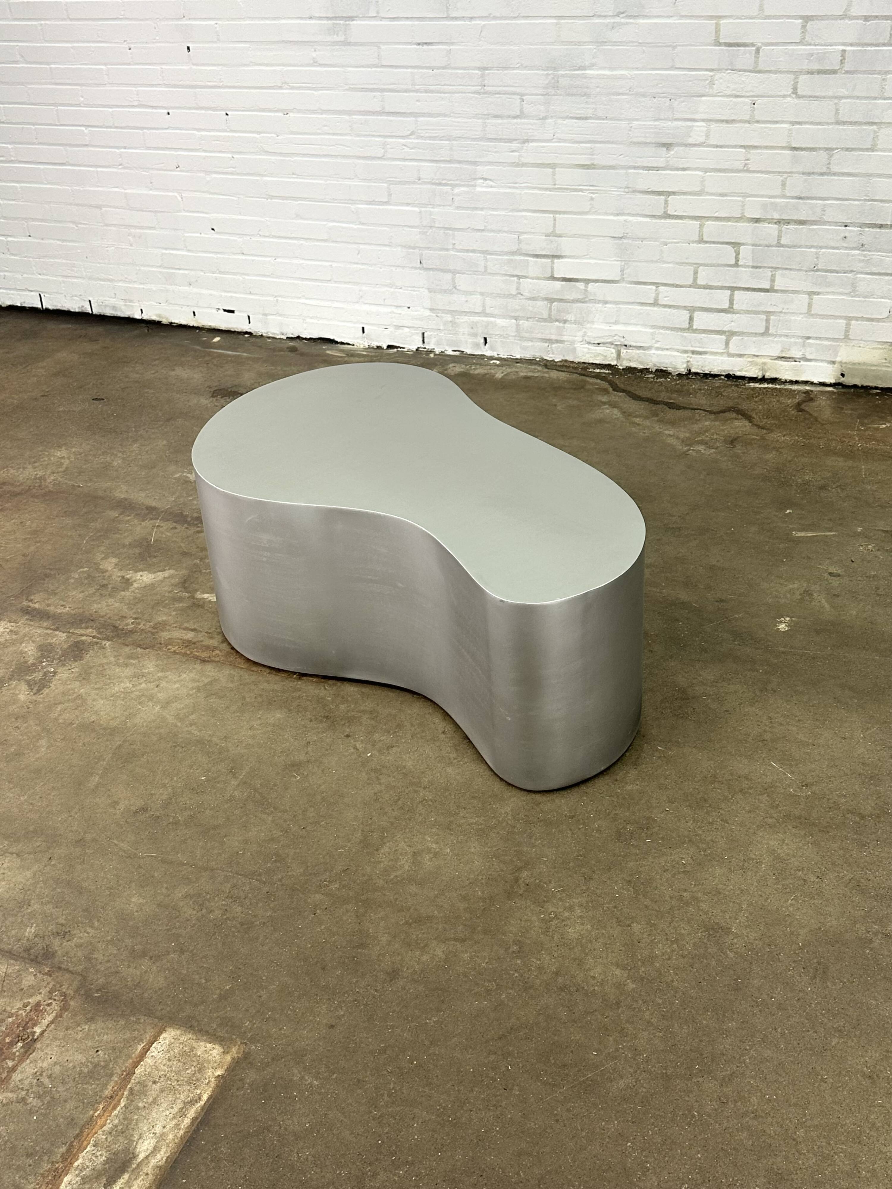 Table basse en acier inoxydable de forme organique