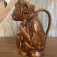Pichet zoomorphe  en barbotine singe musicien
