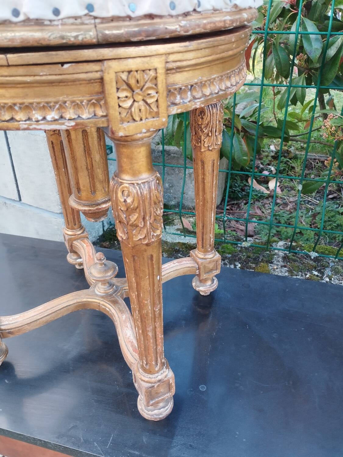 Antique piano stool in gilded wood, Louis XVI style.