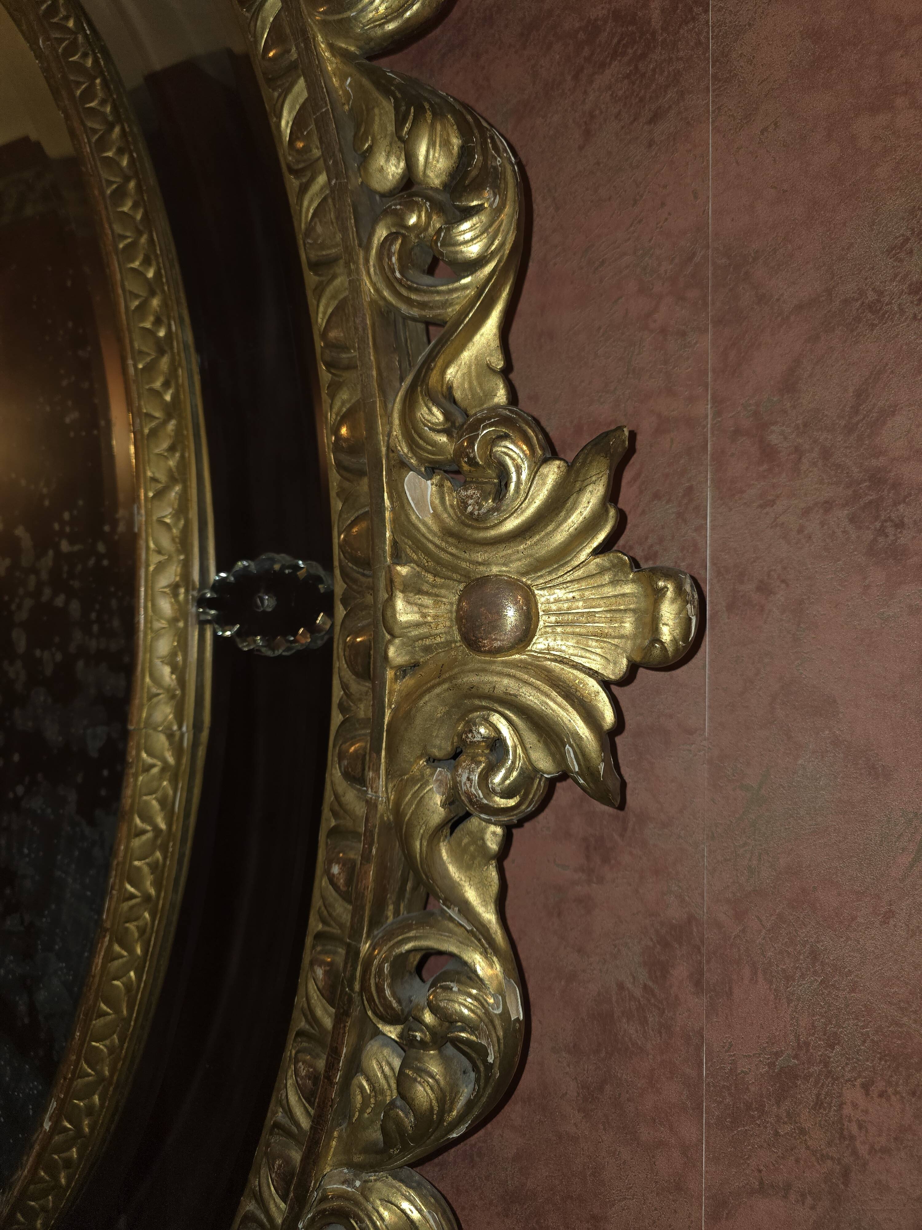 Oval mirror in gilded wood