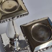 Paire de flambeaux style Louis XVI en métal argenté à plateformes 29 cm