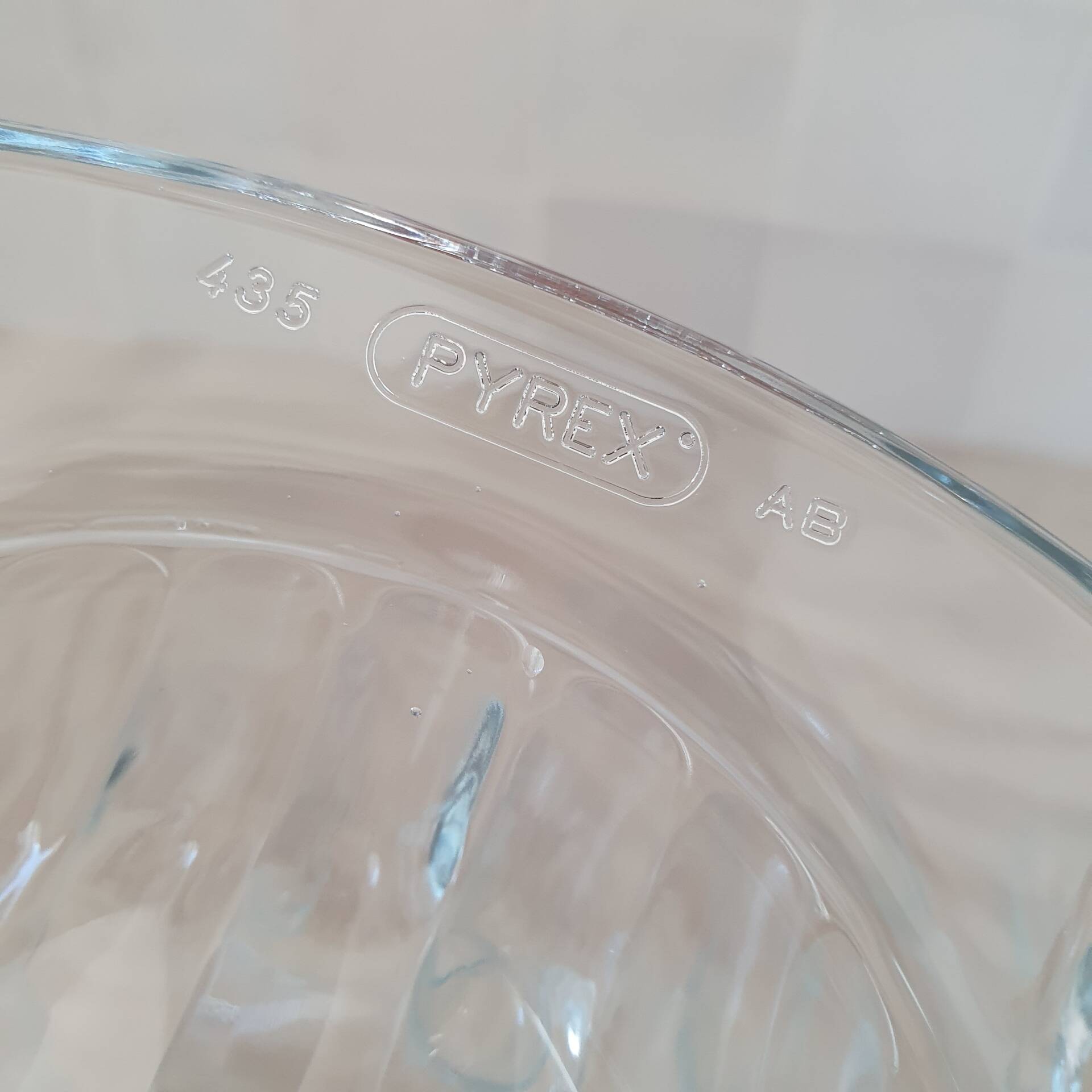 8 small shell-shaped ramekins in transparent glass