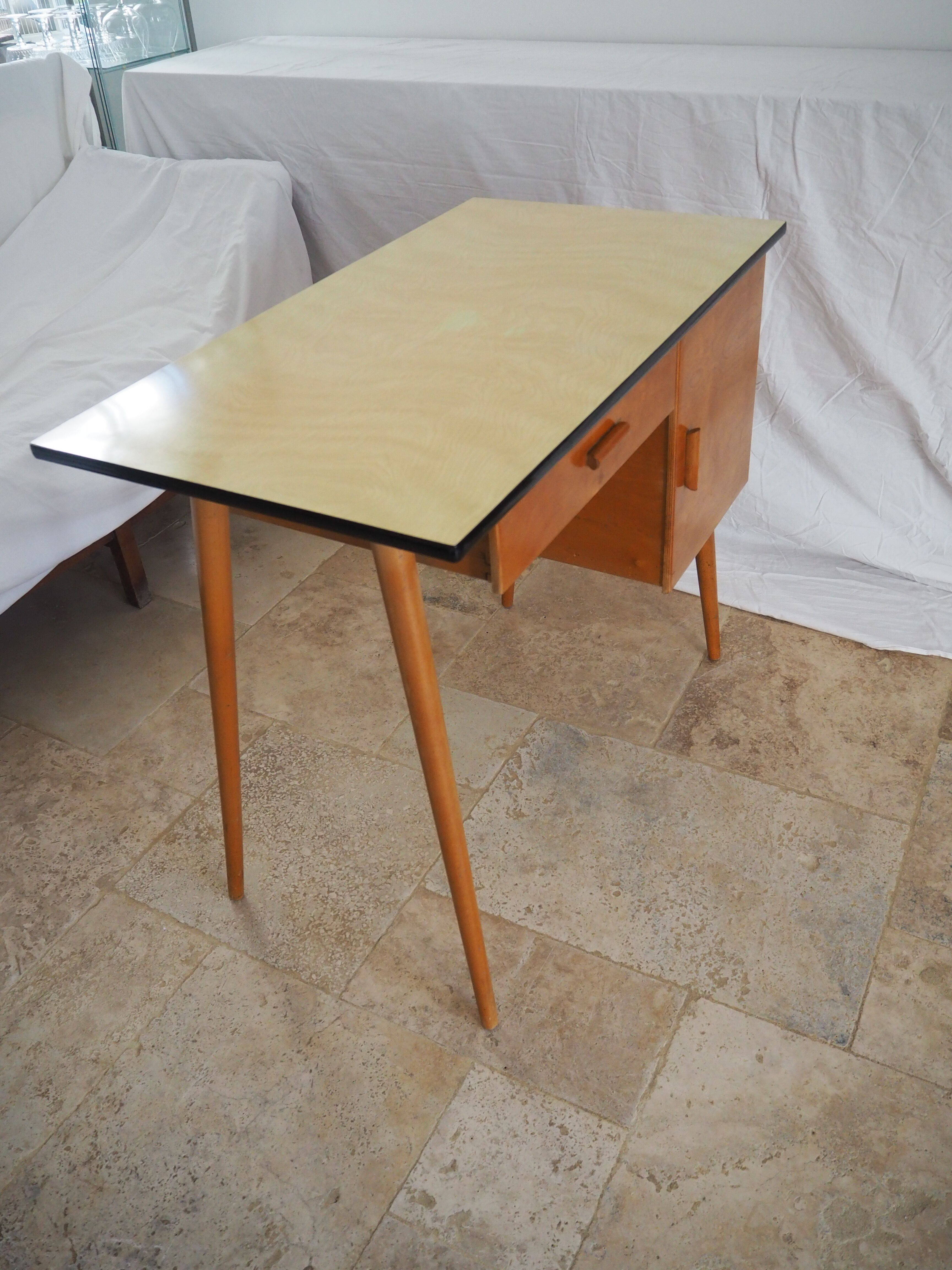 Bureau en bois plateau formica des années 60