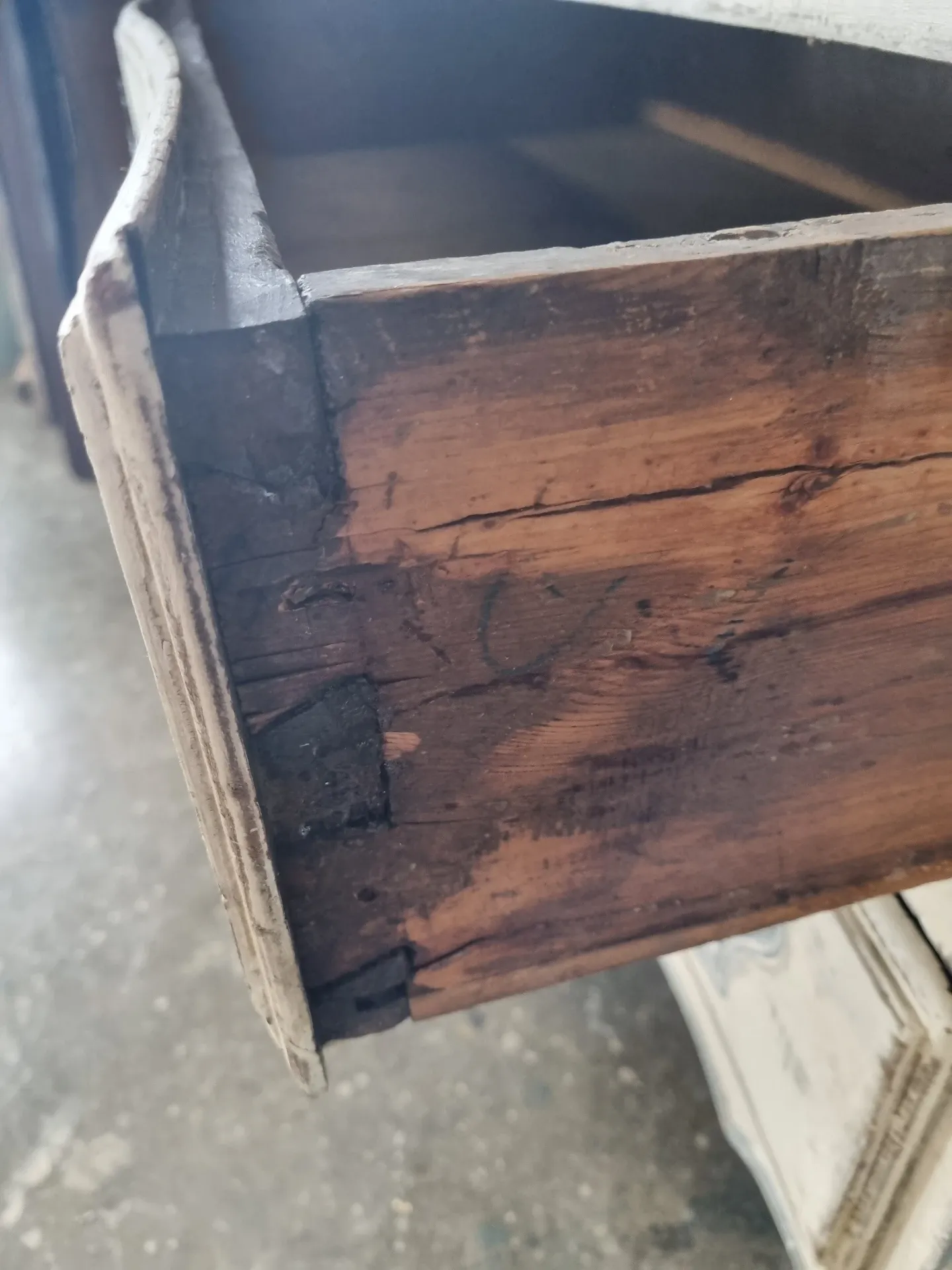 Chest of drawers