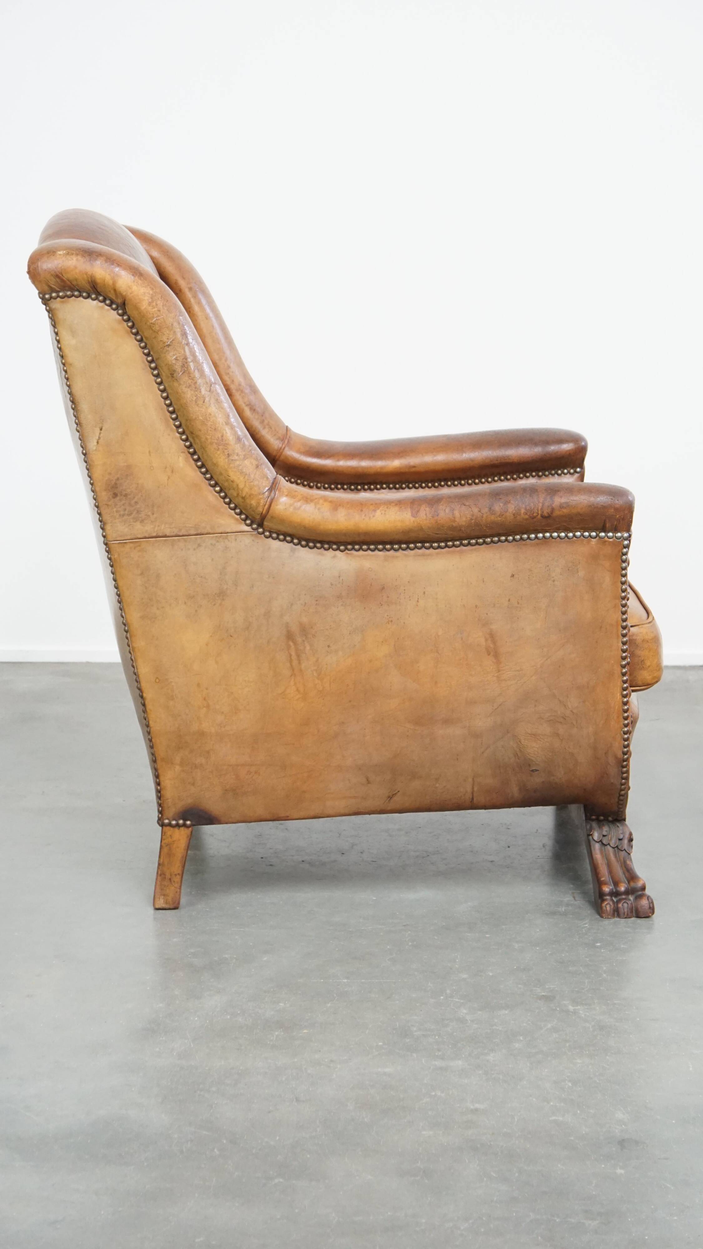 Fauteuil en cuir de mouton antique caractéristique avec de beaux détails et un design unique