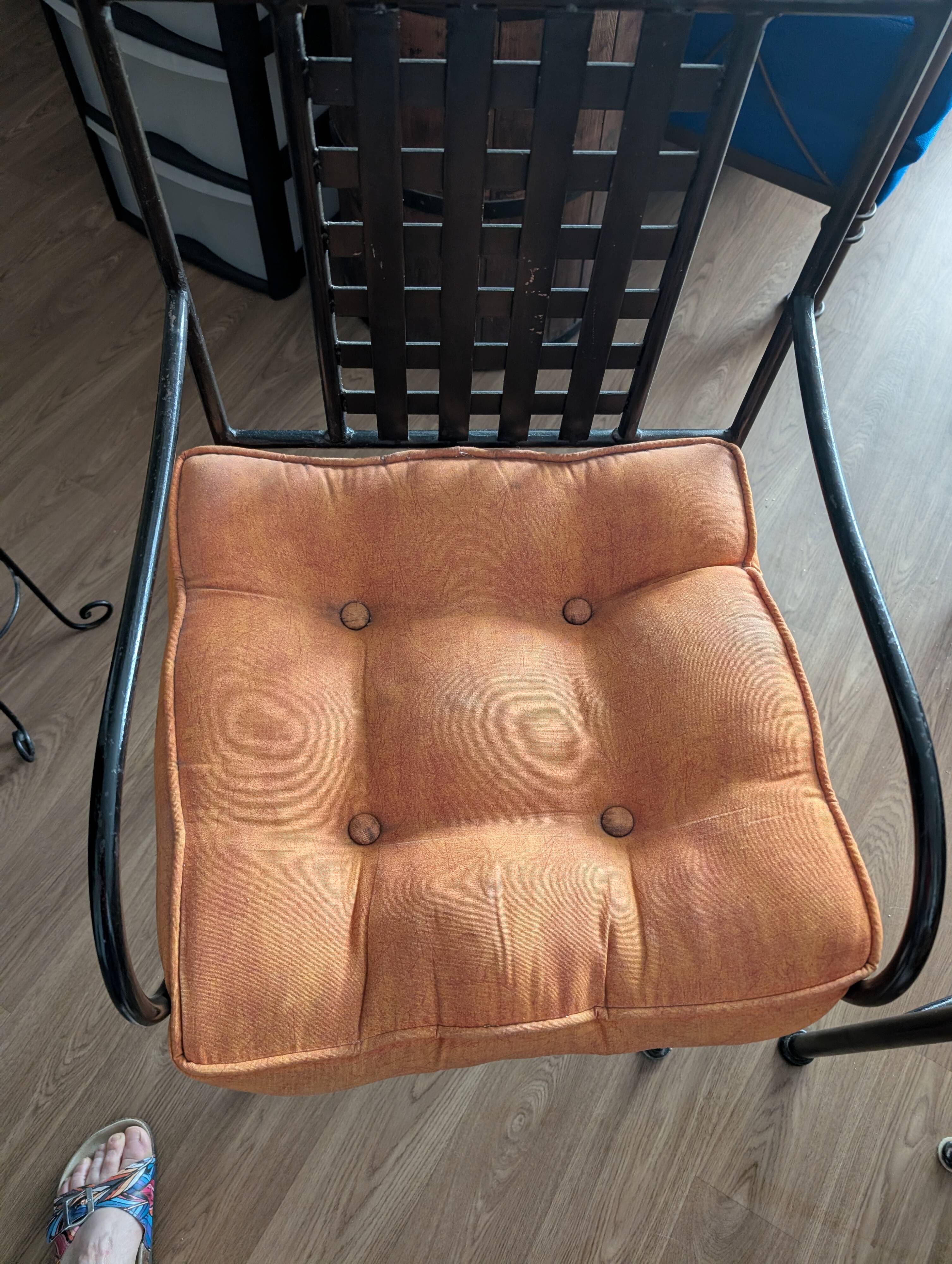 table fer forgé largeur 1m, longueur 1,60m, hauteur 0,76 + 6 fauteuils