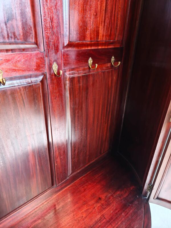 Armoire à façade cintrée en acajou de style édouardien par Maple & Co.