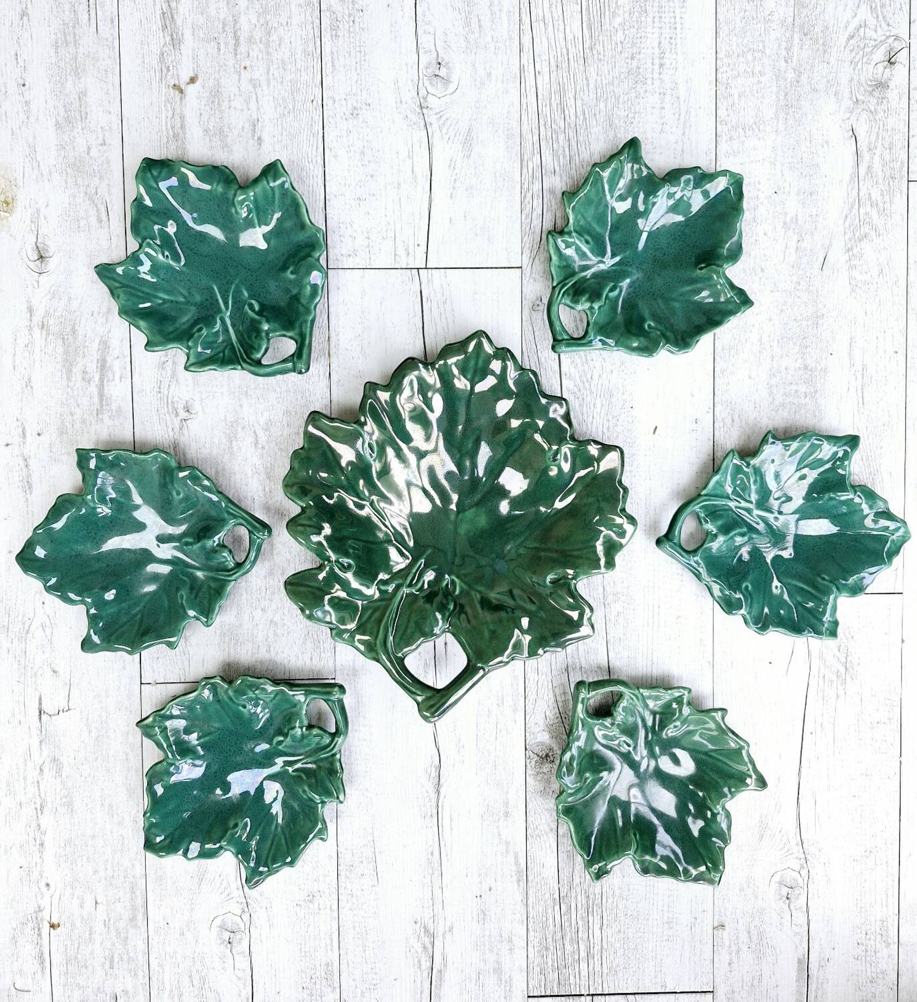 Plate and its 6 vintage bowls from Vallauris, green ceramic in the shape of a leaf.
