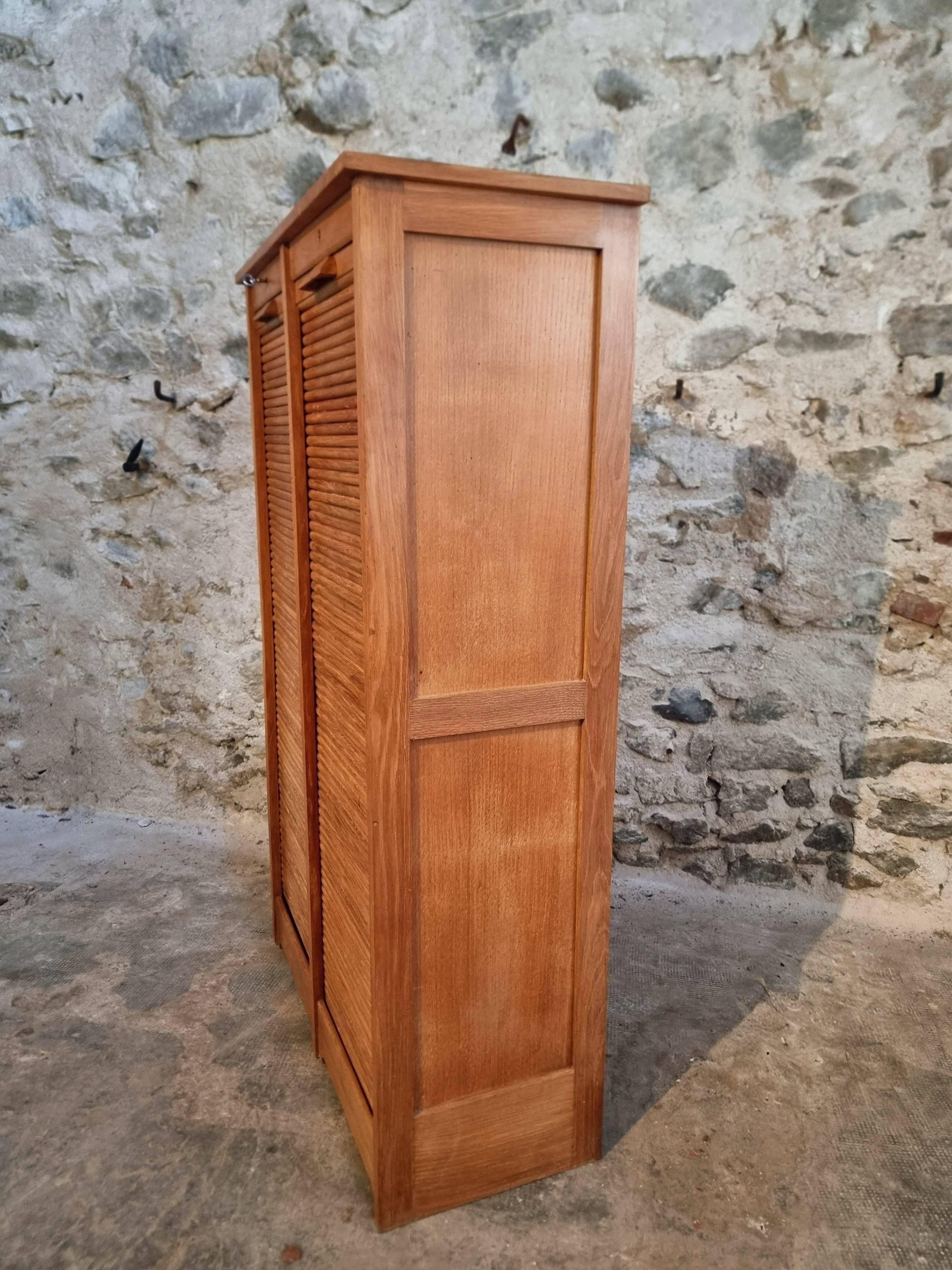 Armoire à rideaux vintage en chêne français – années 1960 – rangement de bureau avec étagères réglables