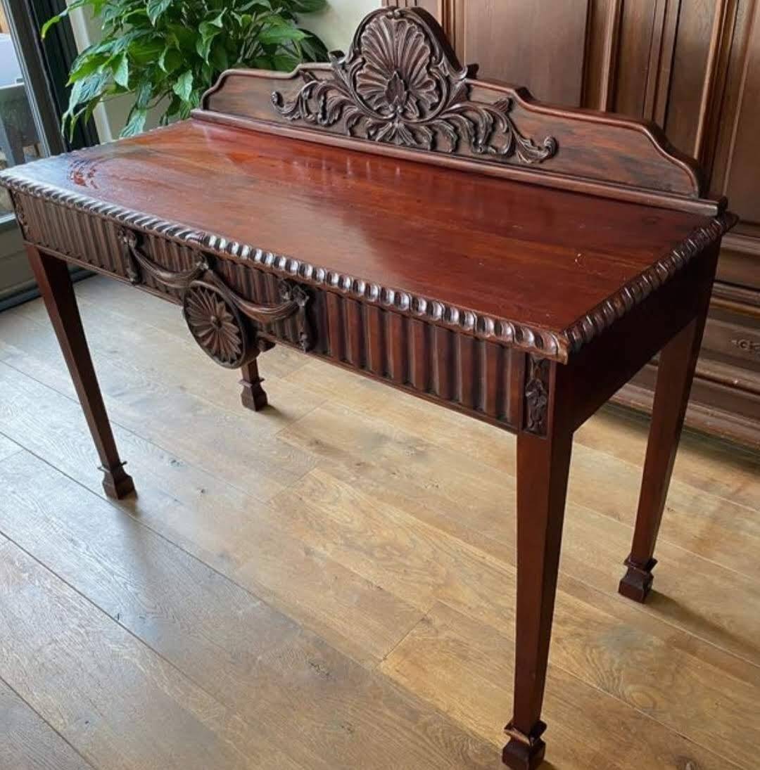 Table d'appoint de style édouardien finement sculptée