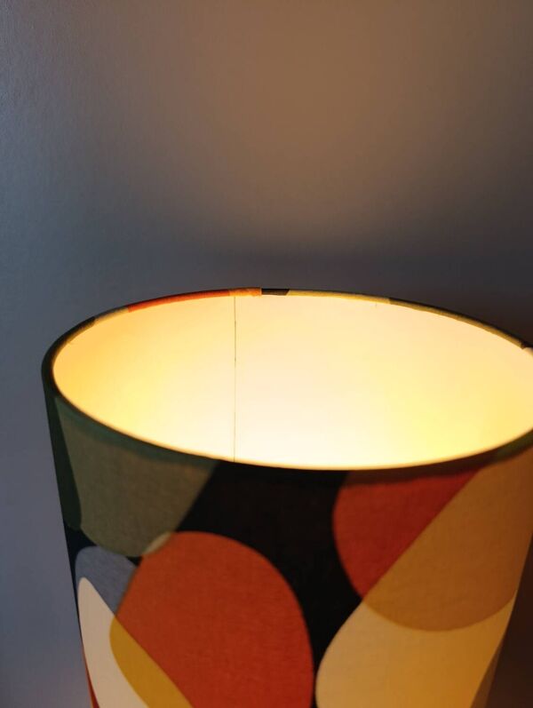 lampe vintage pied bois blanc, abat-jour sixties multicolore