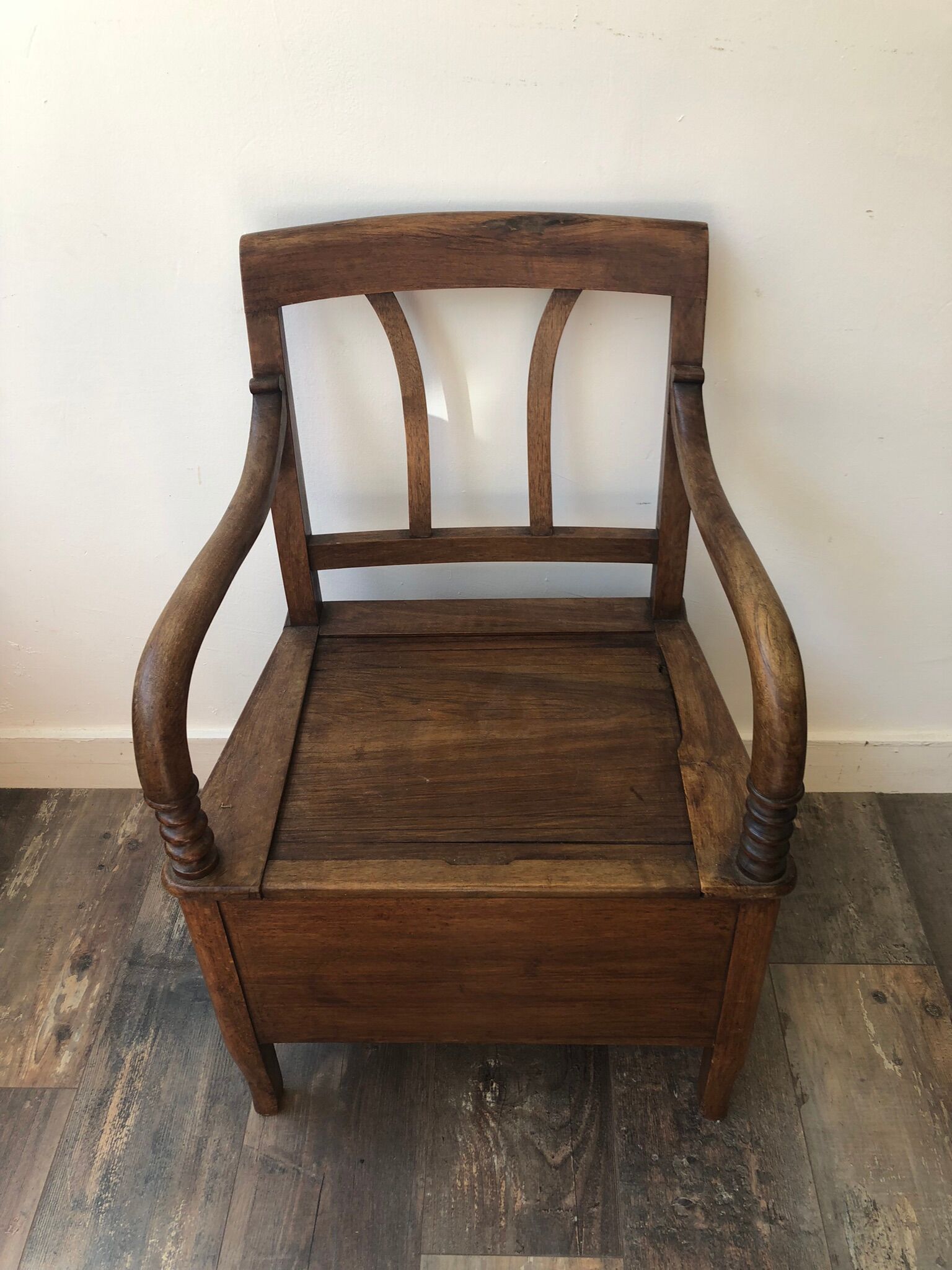 Pierced chair XIX in walnut
