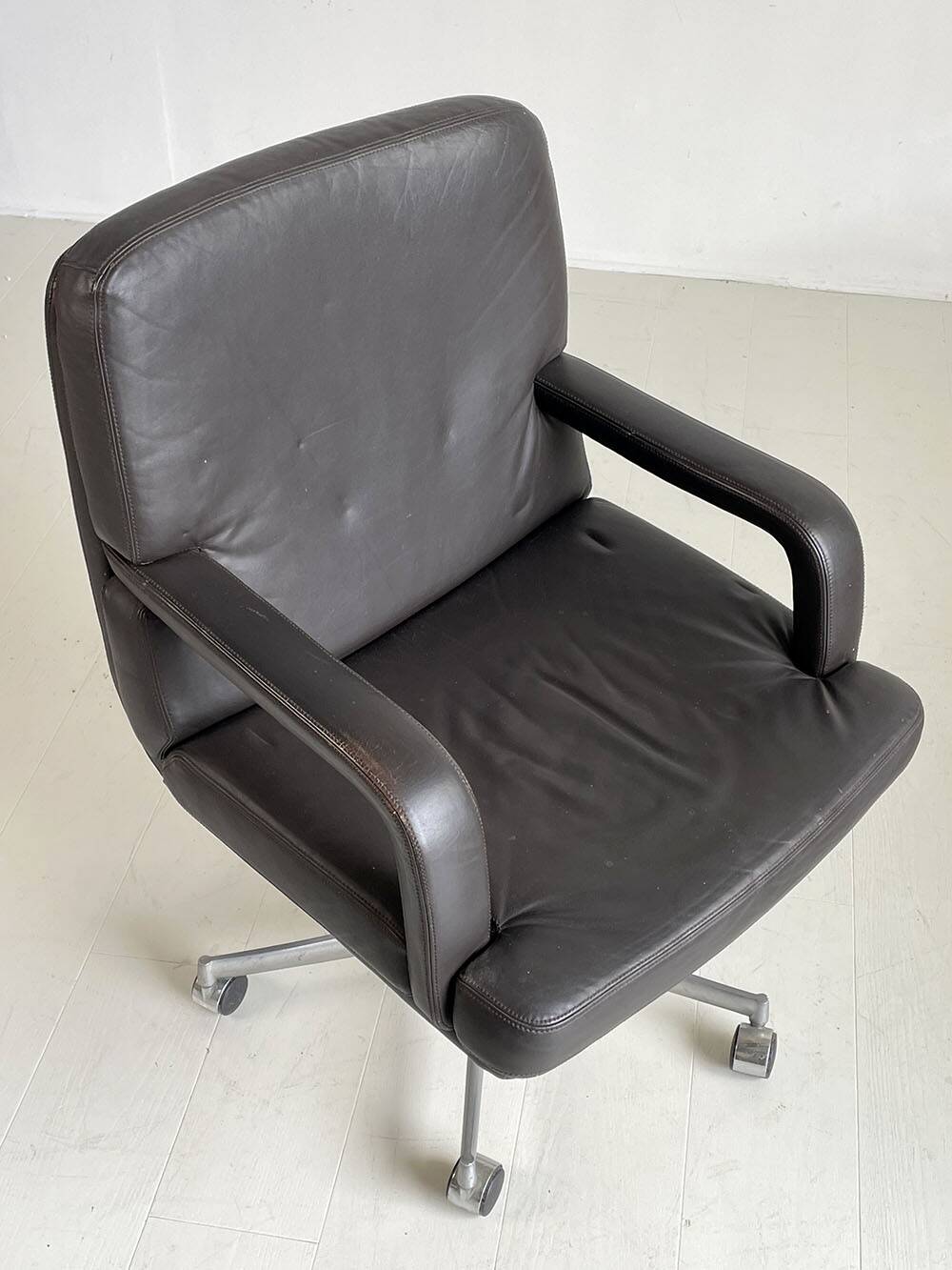 Leather armchair Mobilier International, 1970