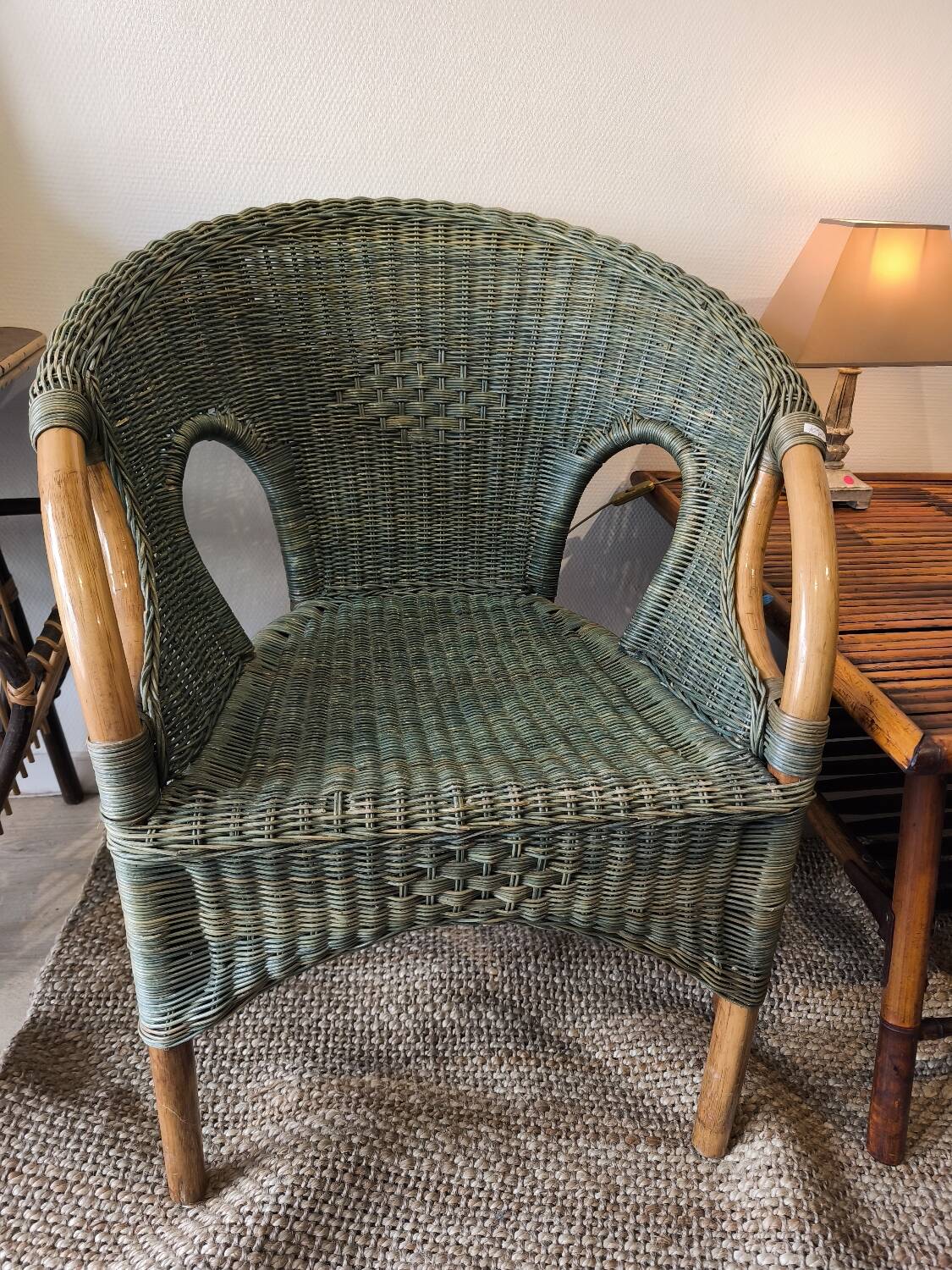 Fauteuil en osier bleu