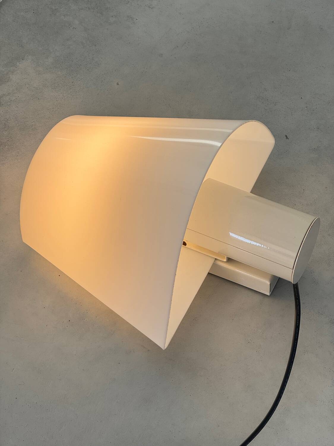 Lampe applique harvey guzzini design italien des années 1970