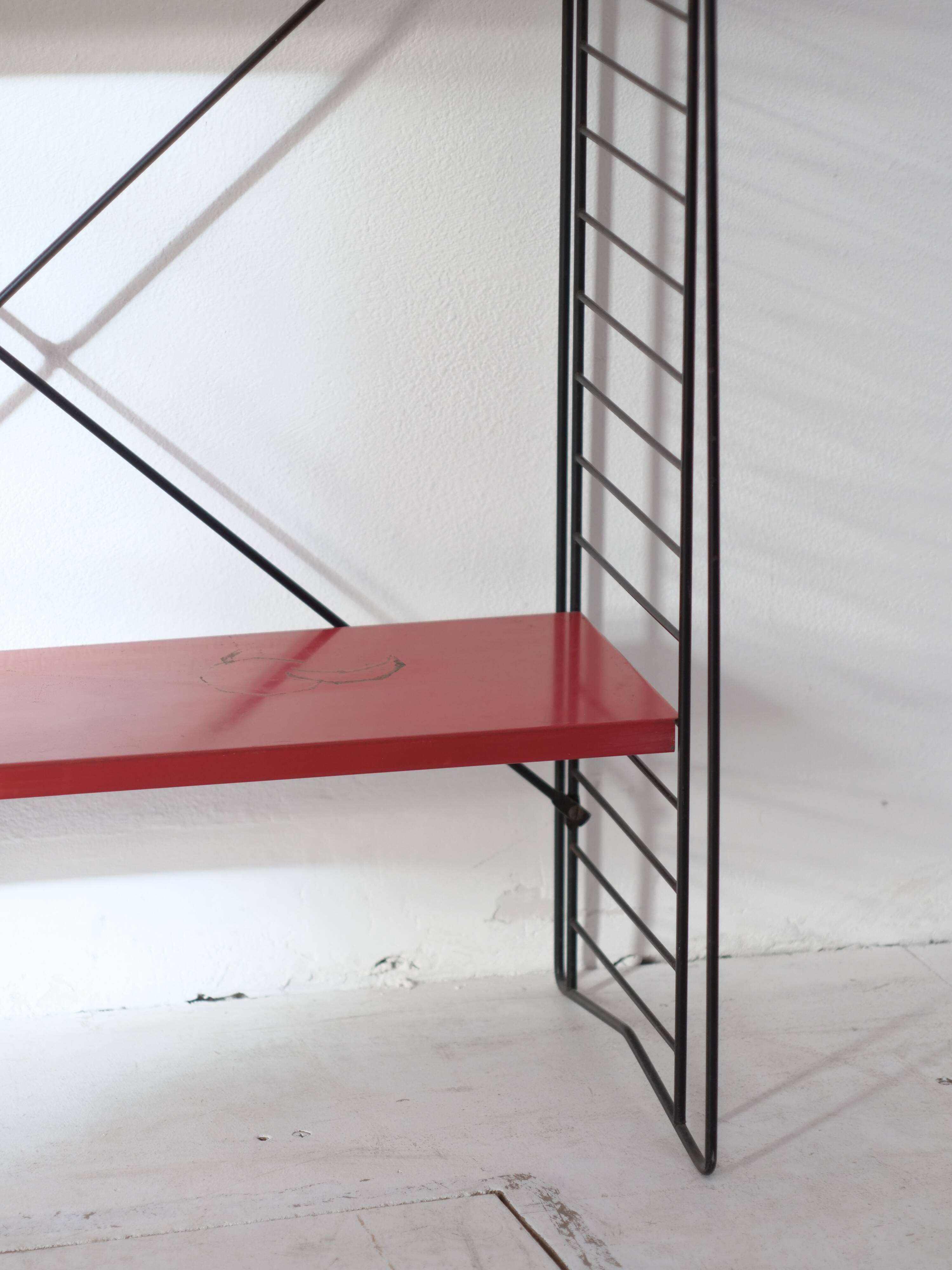 Tomado shelf in coloured metal floor shelves from 1958.