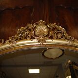 Miroir doré à fronton coquille de style Louis XV fin XIXème