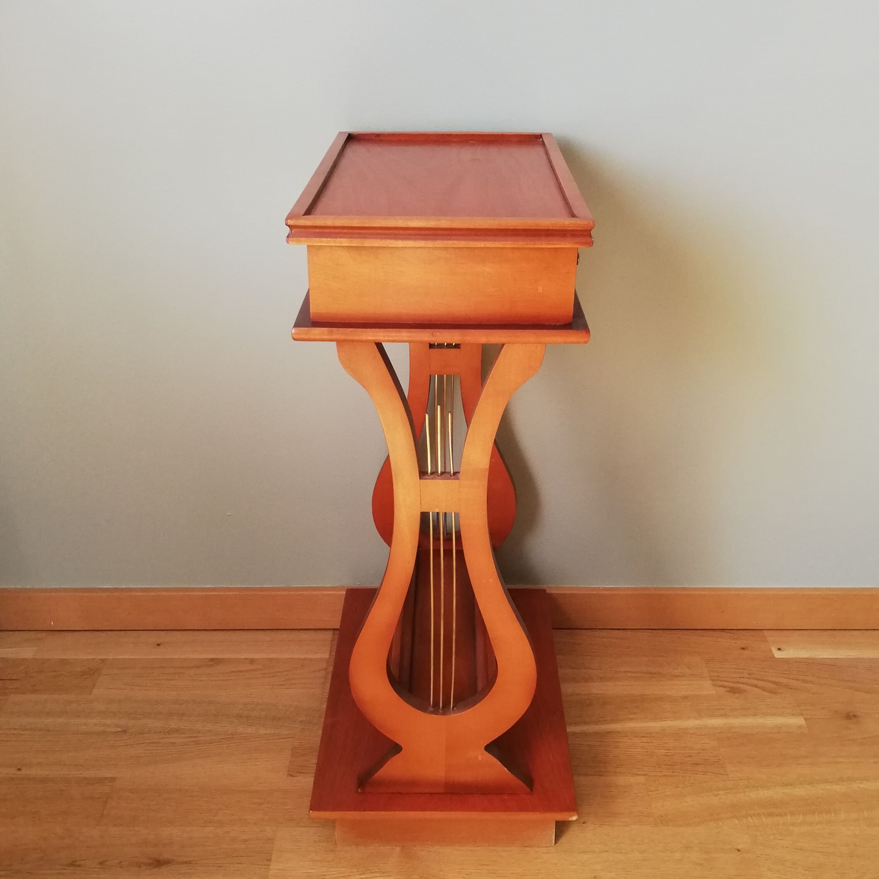 Pedestal table or English cherry saddle with lyre feet