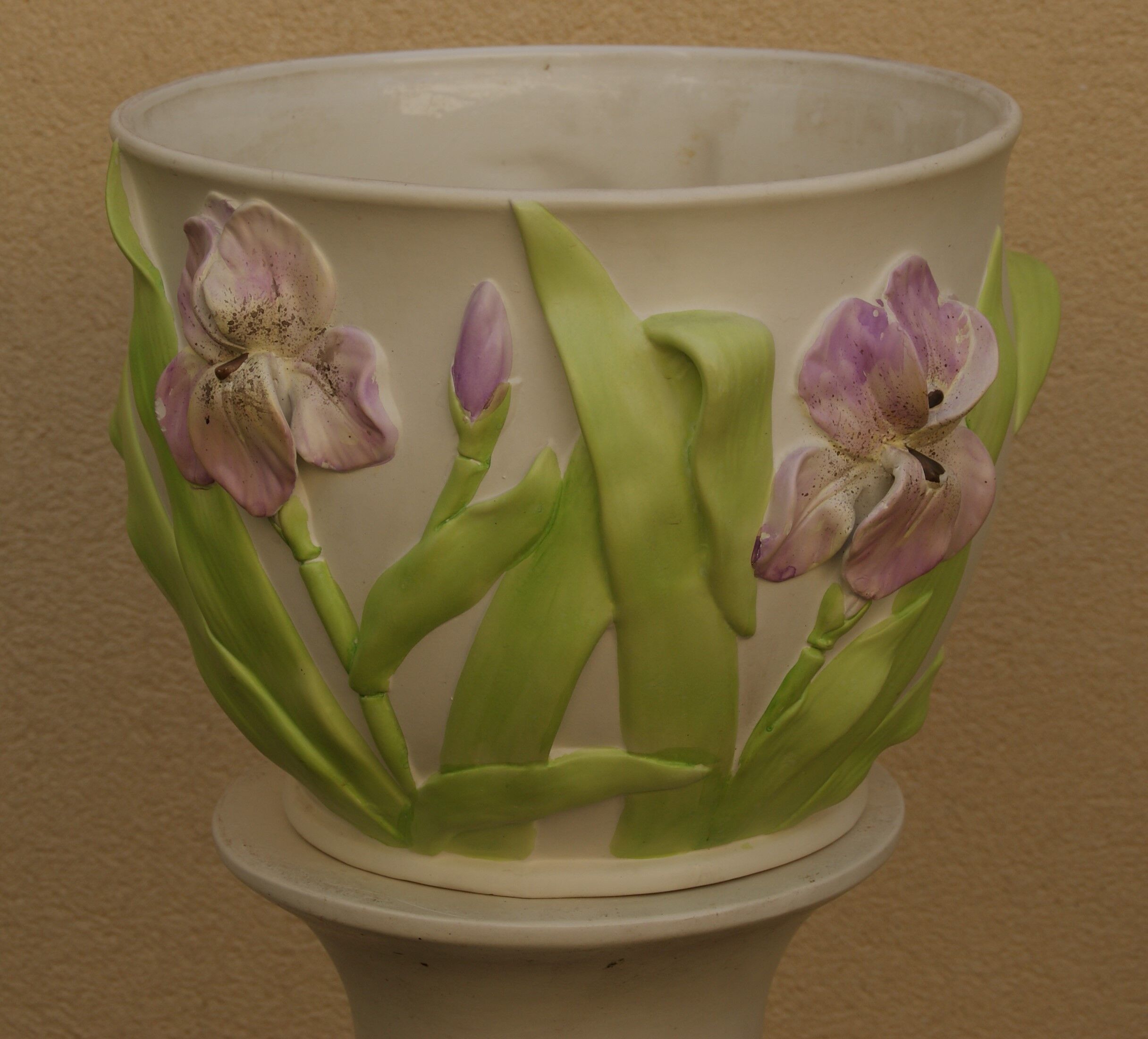 Pot cover with earthenware column