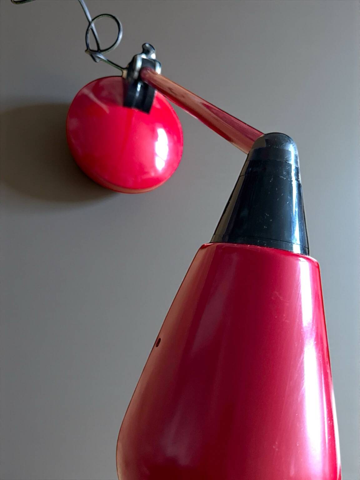 Vintage articulated lamp – Red metal – France 1970/80