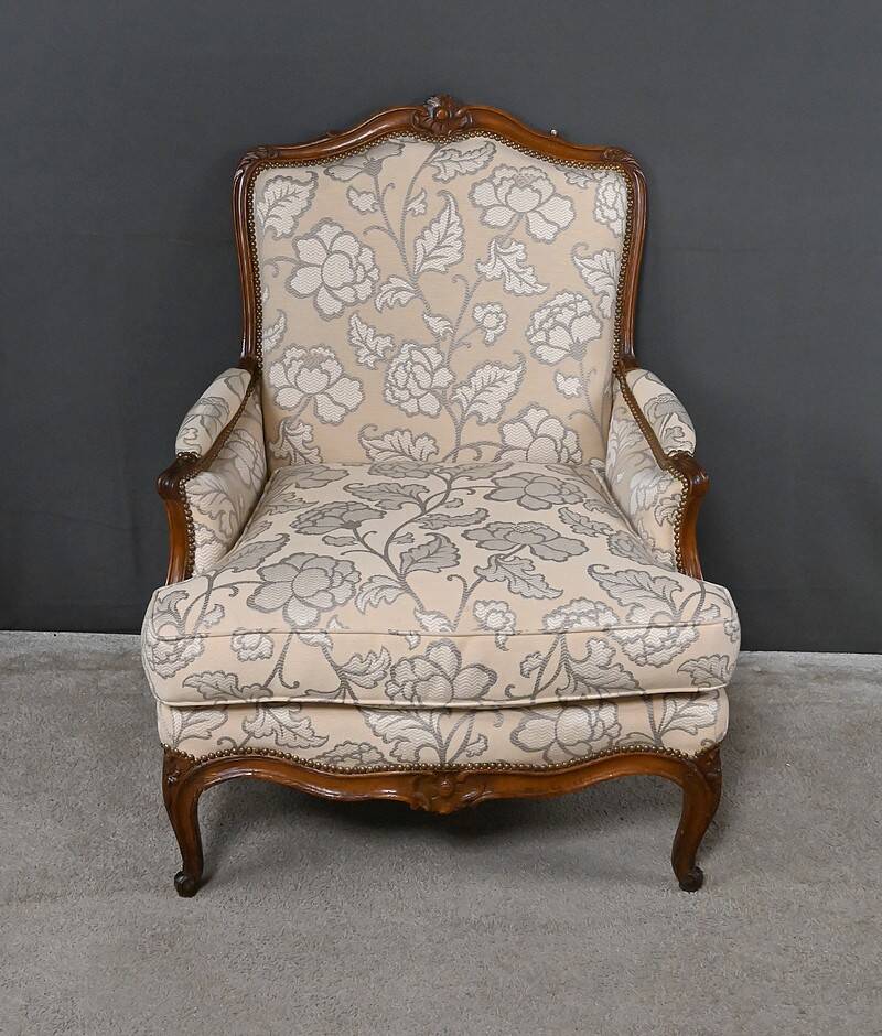 Queen's bergère in carved beech, Louis XV period – mid 18th century