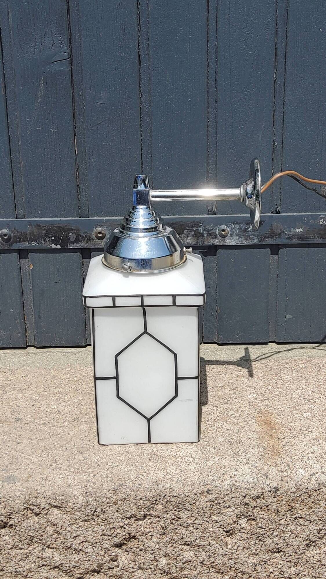 Art deco wall lamp in chromed metal and enamelled opaline glass