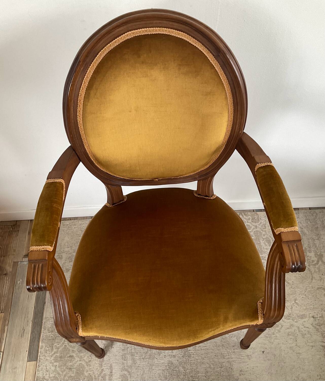 Paire de fauteuils médaillon en bois et velours