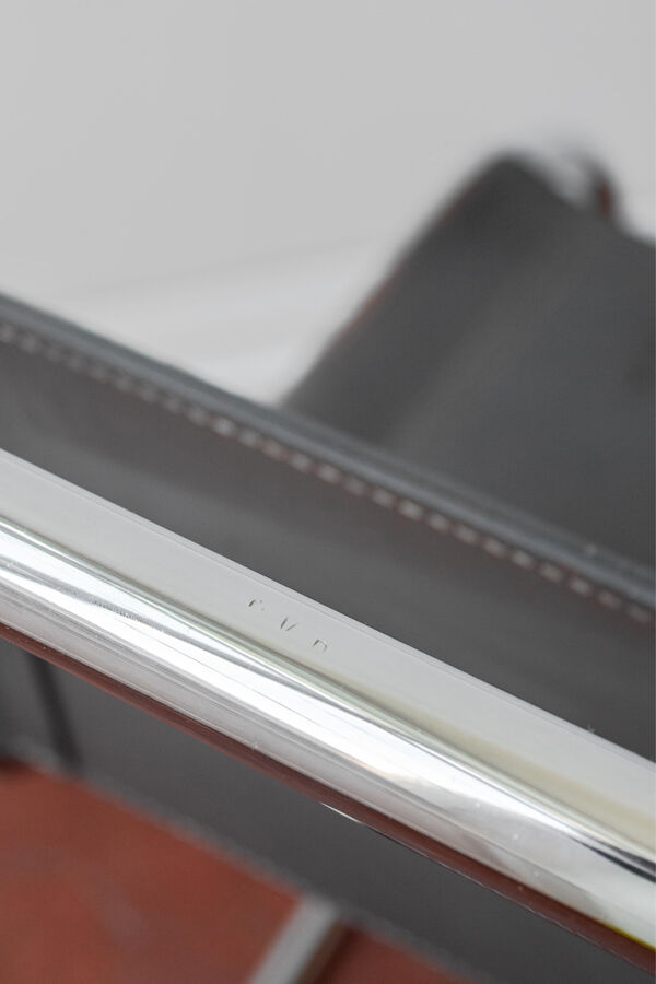 Chaise vintage MR10, par Mies van der Rohe, cuir gris et chrome, année