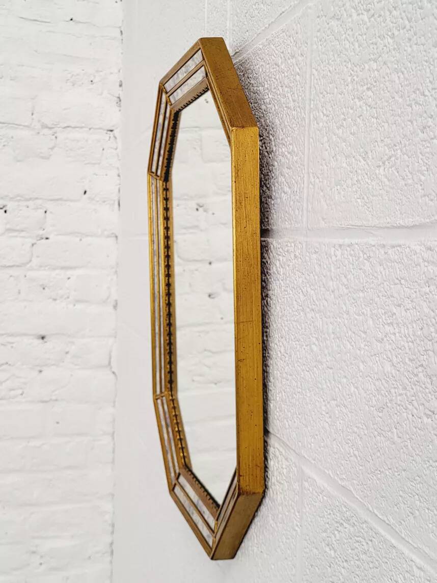 Octagonal mirror in Venetian style with gold-rimmed parecloses