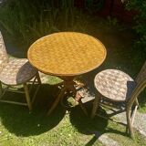 Round garden table