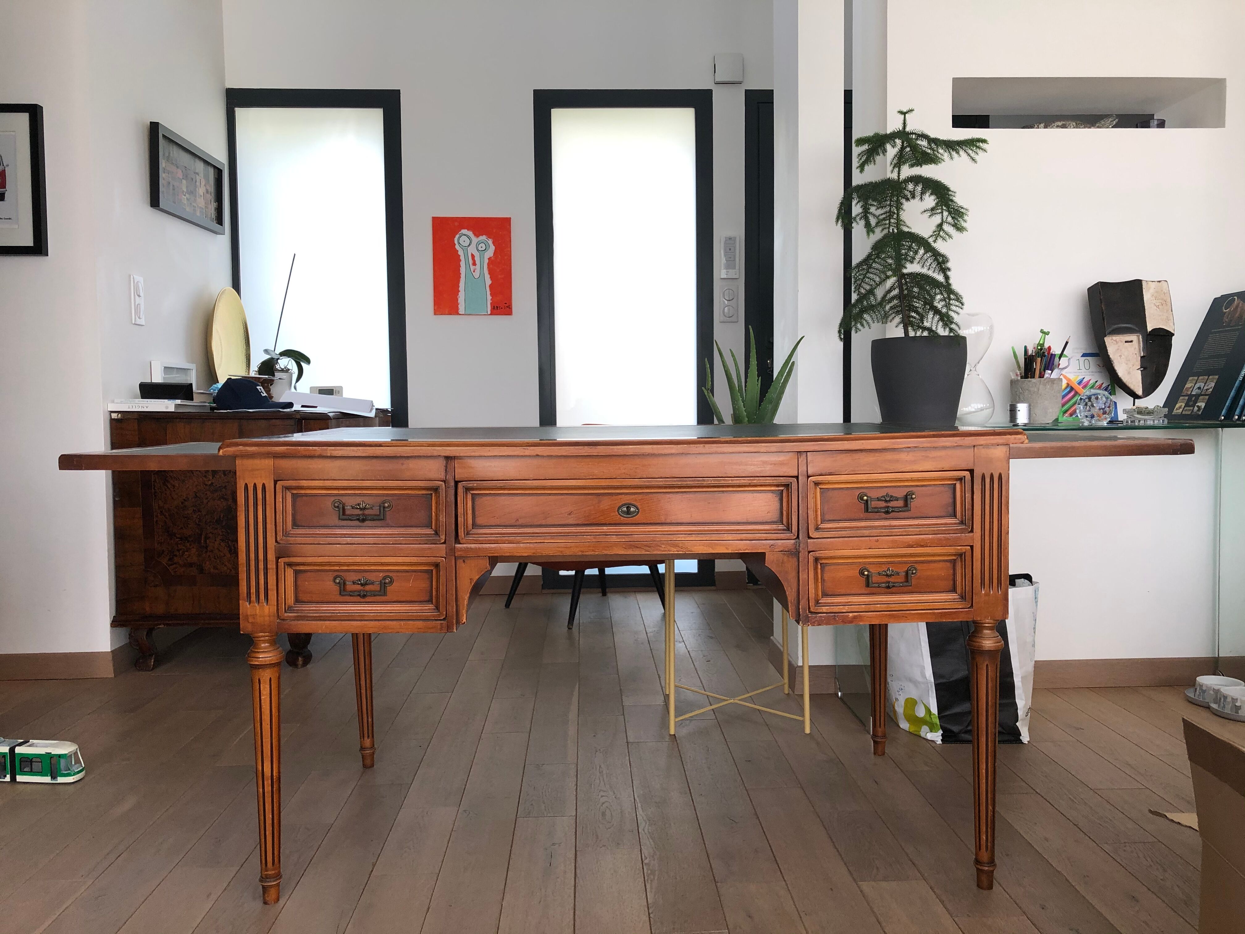 Flat mahogany veneer desk