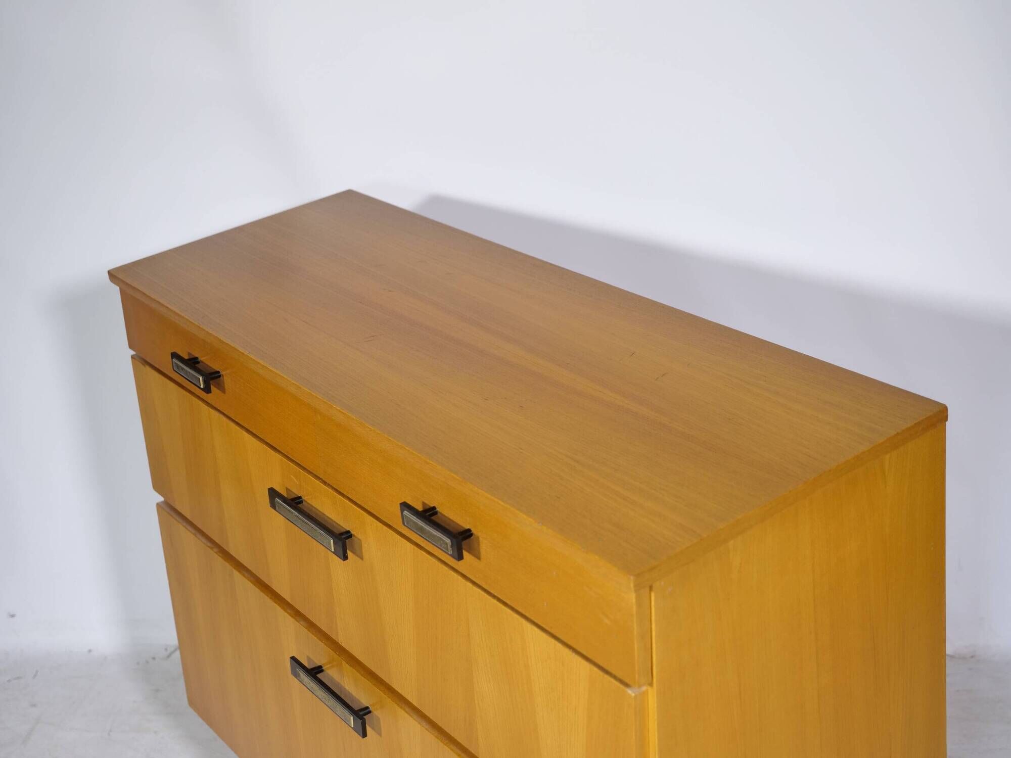 Cabinet à chaussures de style mid-century en bois d'orme, années 1960