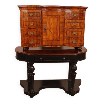 Cabinet allemand en noyer, XVIIIème siècle