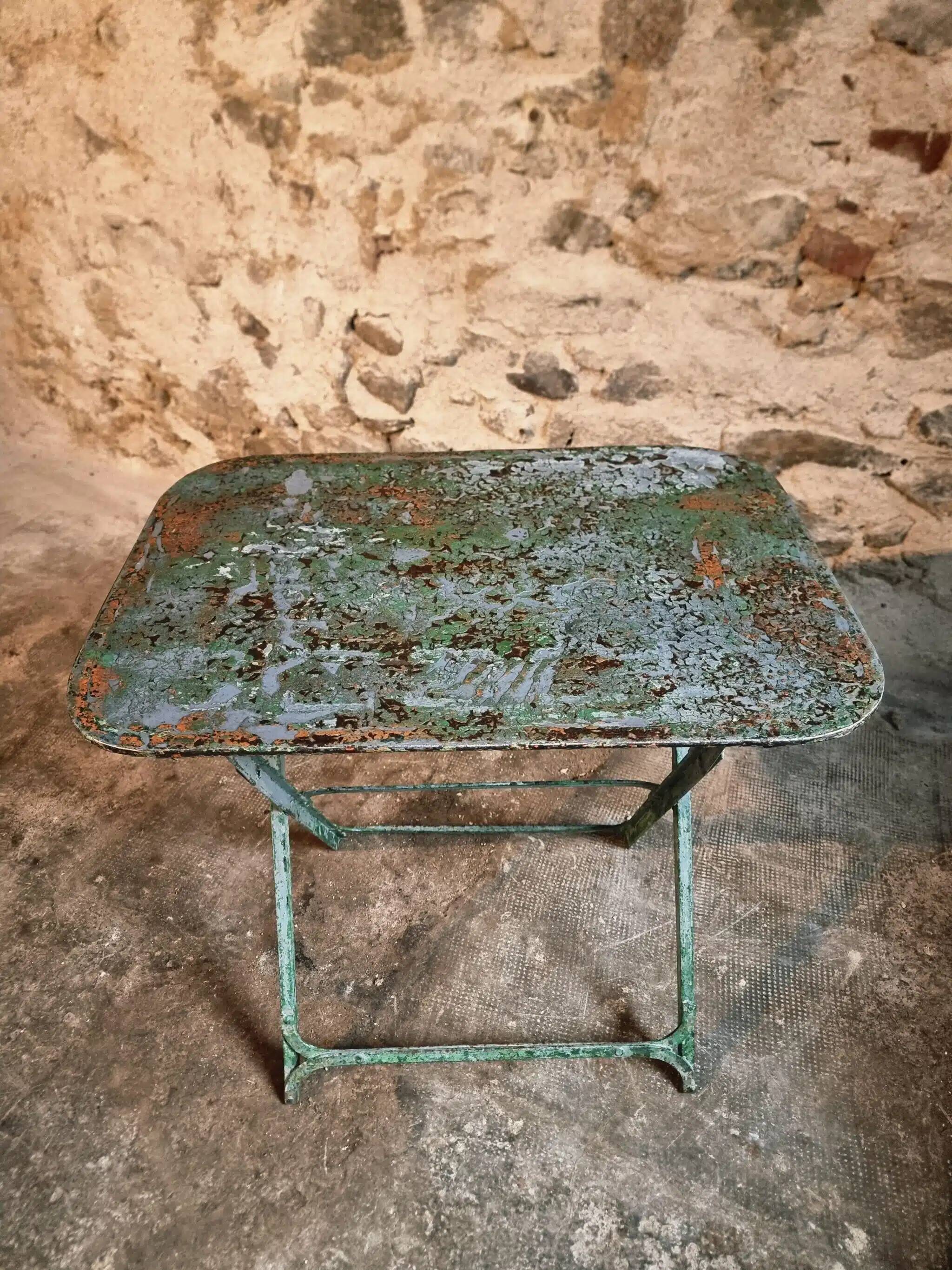 Table bistrot pliante française en fer riveté, années 1920