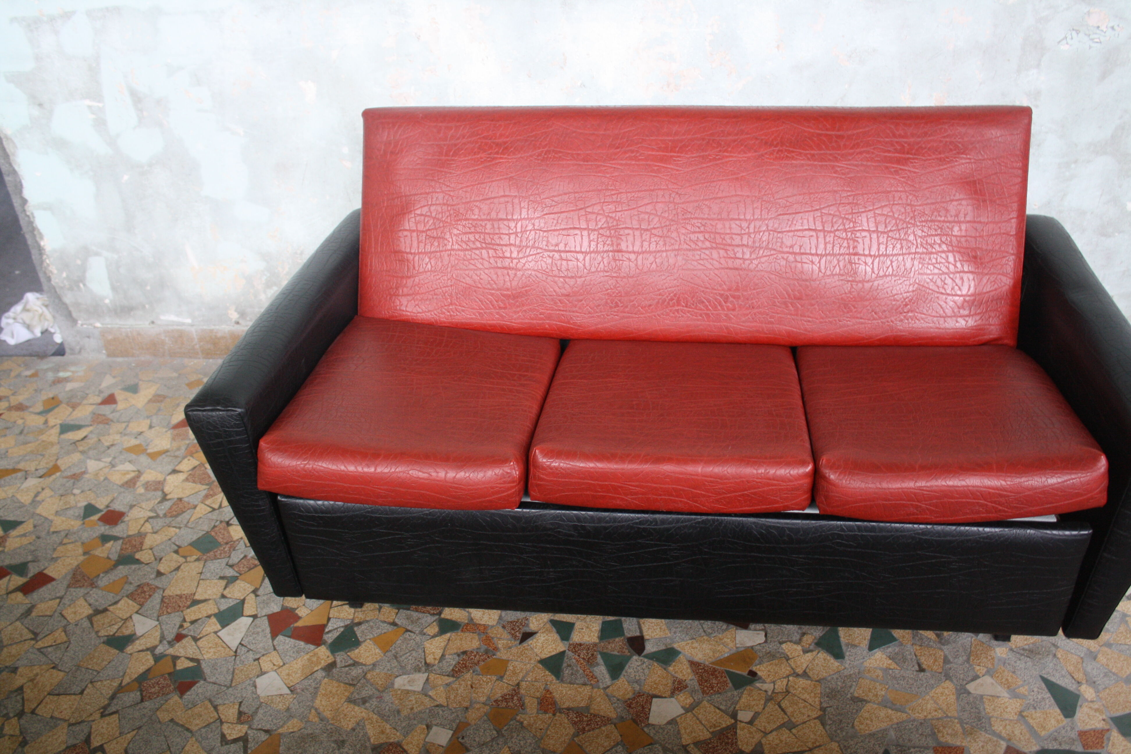 3-seater sofa and 2 rockabilly chairs in red and black skai