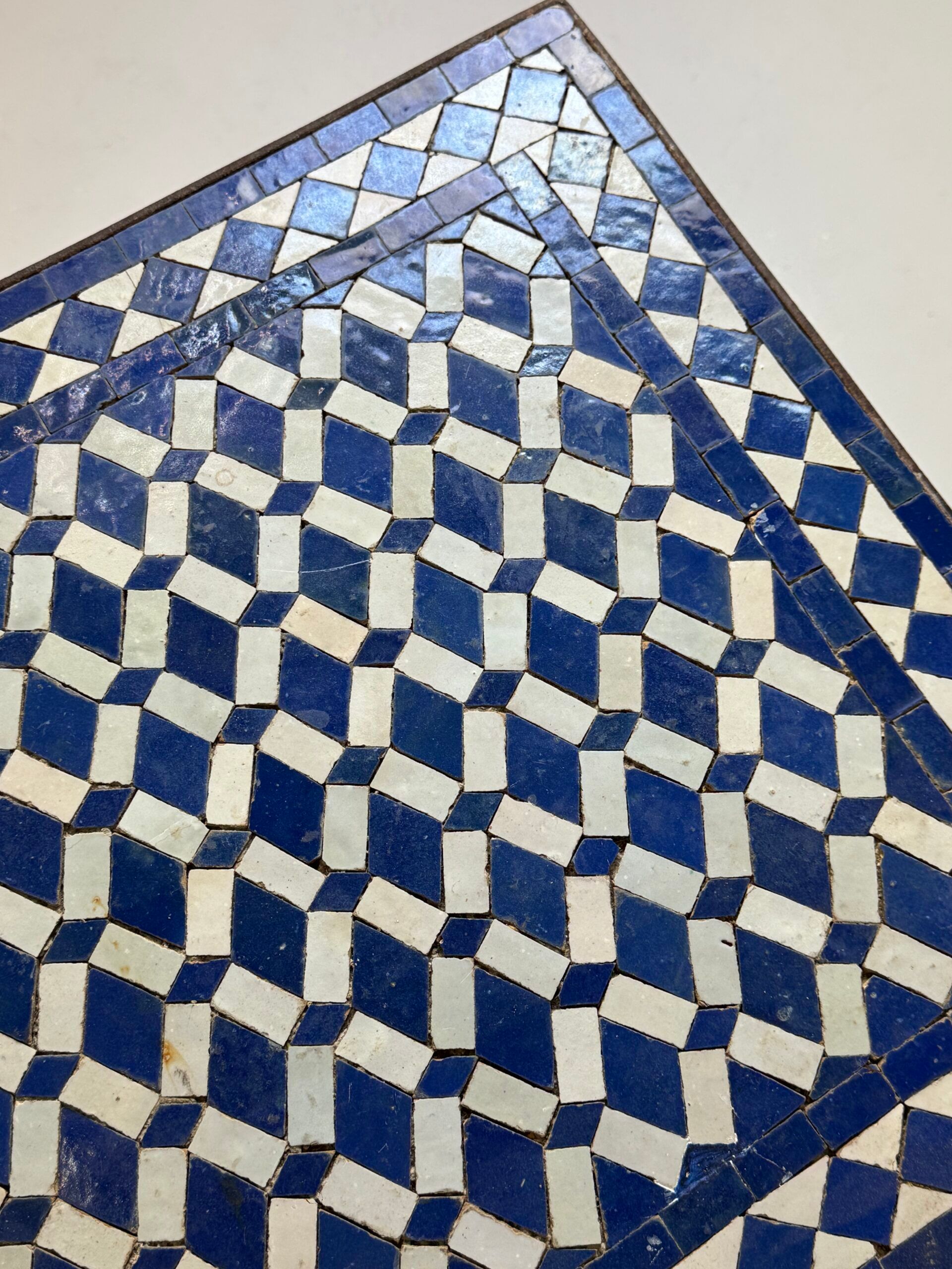 Table d'appoint en mosaïque et fonte