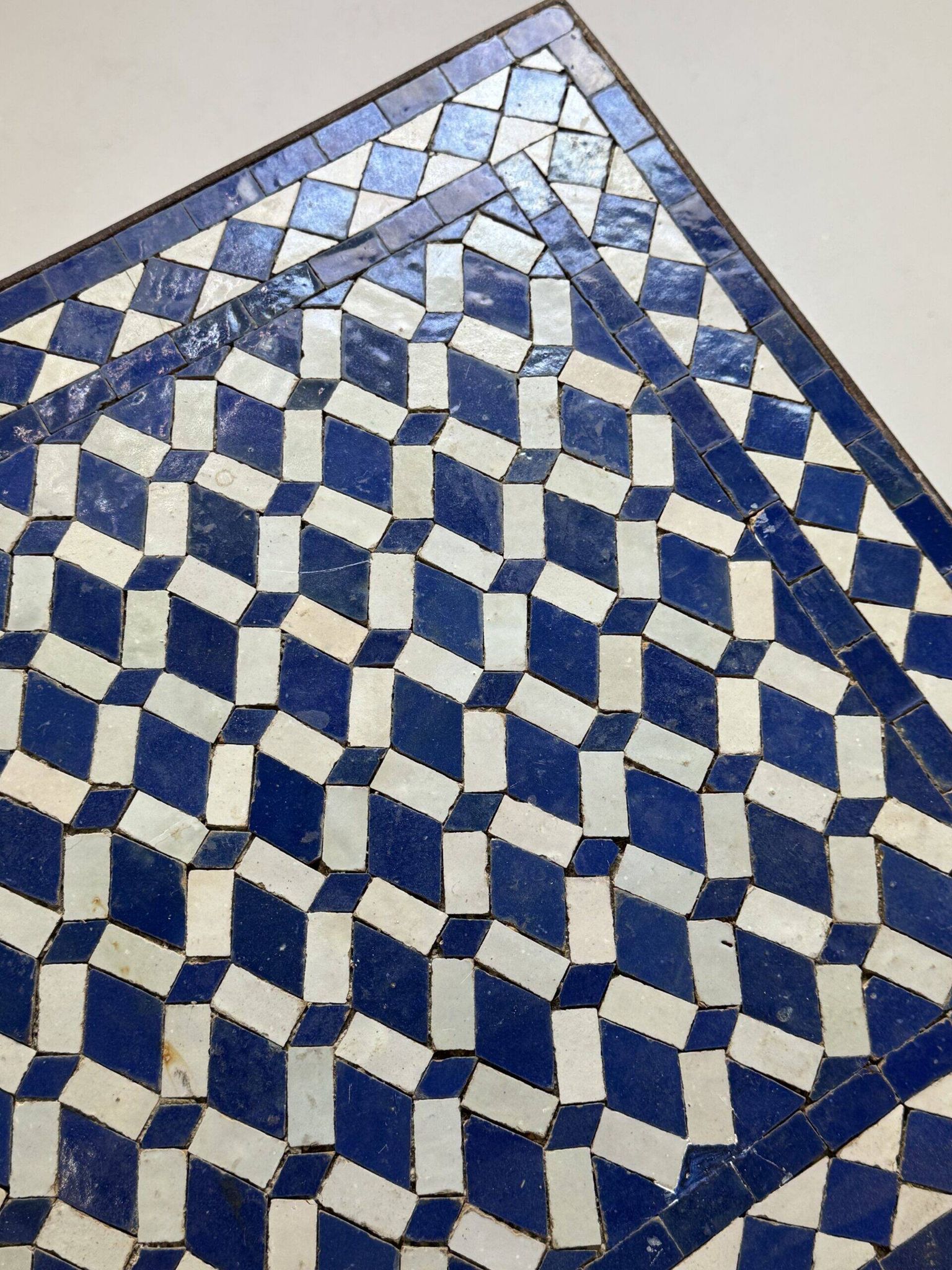 Table d'appoint en mosaïque et fonte