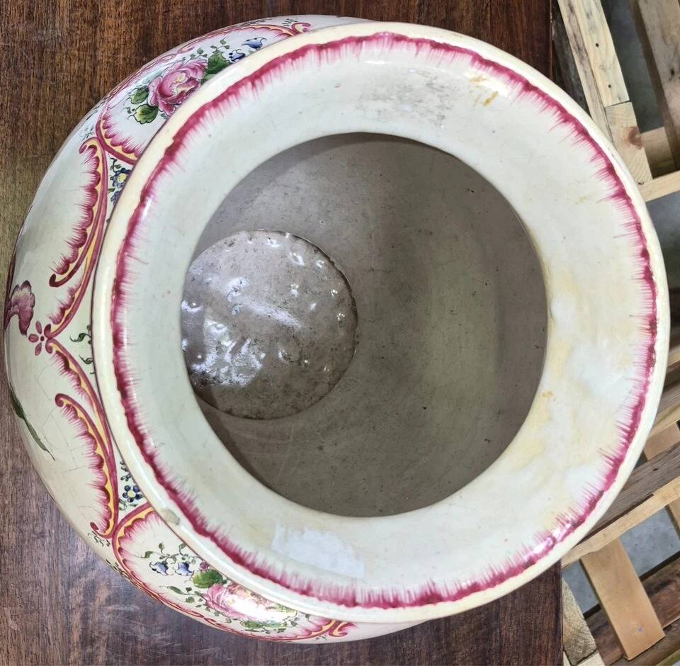 Roger Colas in Clamecy: Important vase in faience with a baluster shape.