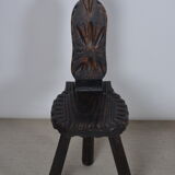 Ensemble de tabourets tripodes et table basse brutaliste
