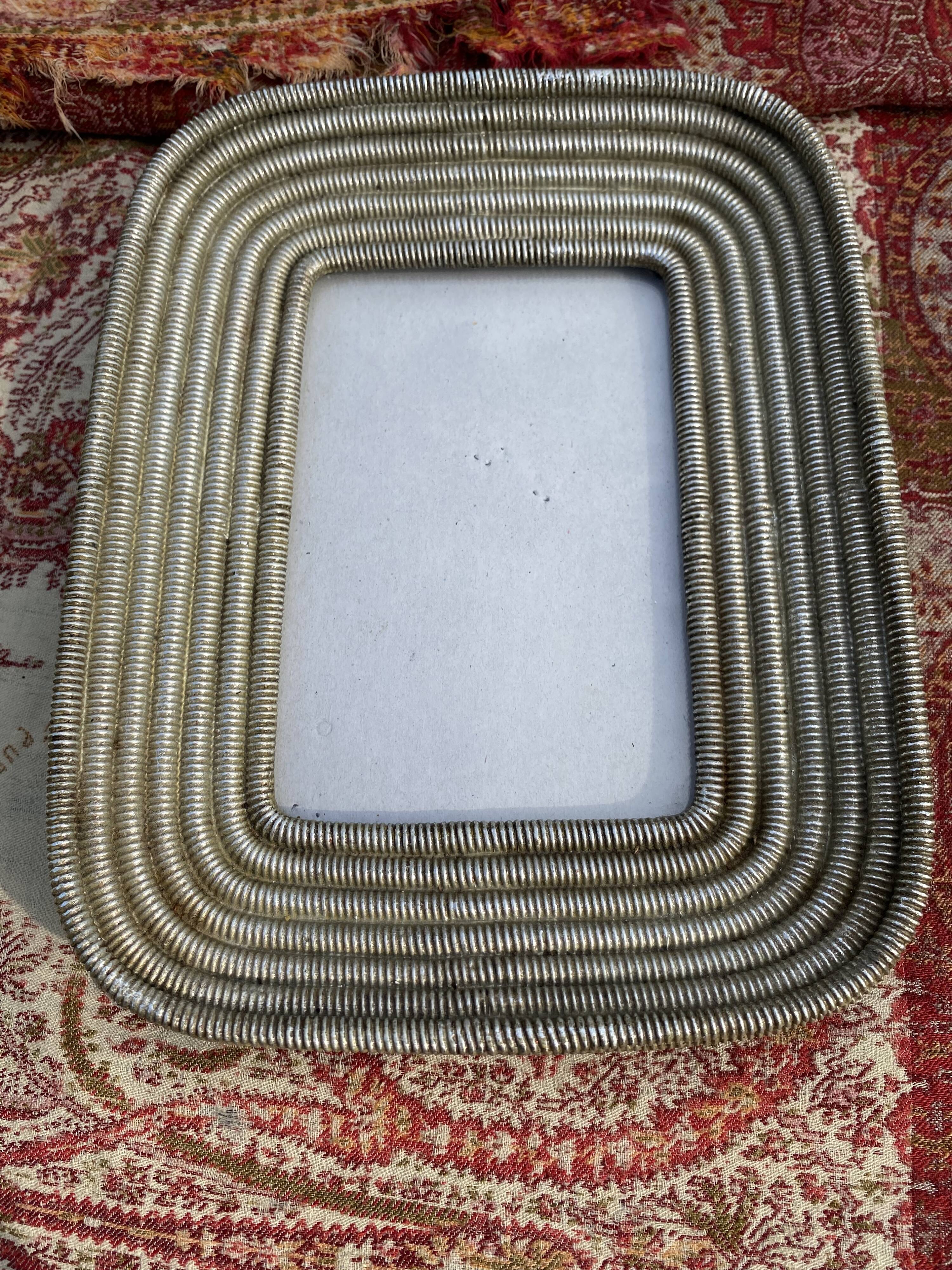 Metal pose photo frame