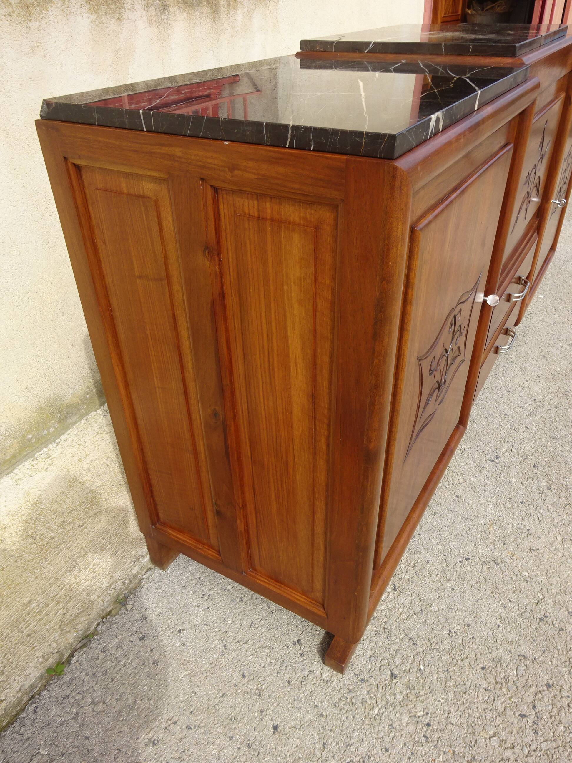 Large buffet en noyer massif, dessus en marbre noir