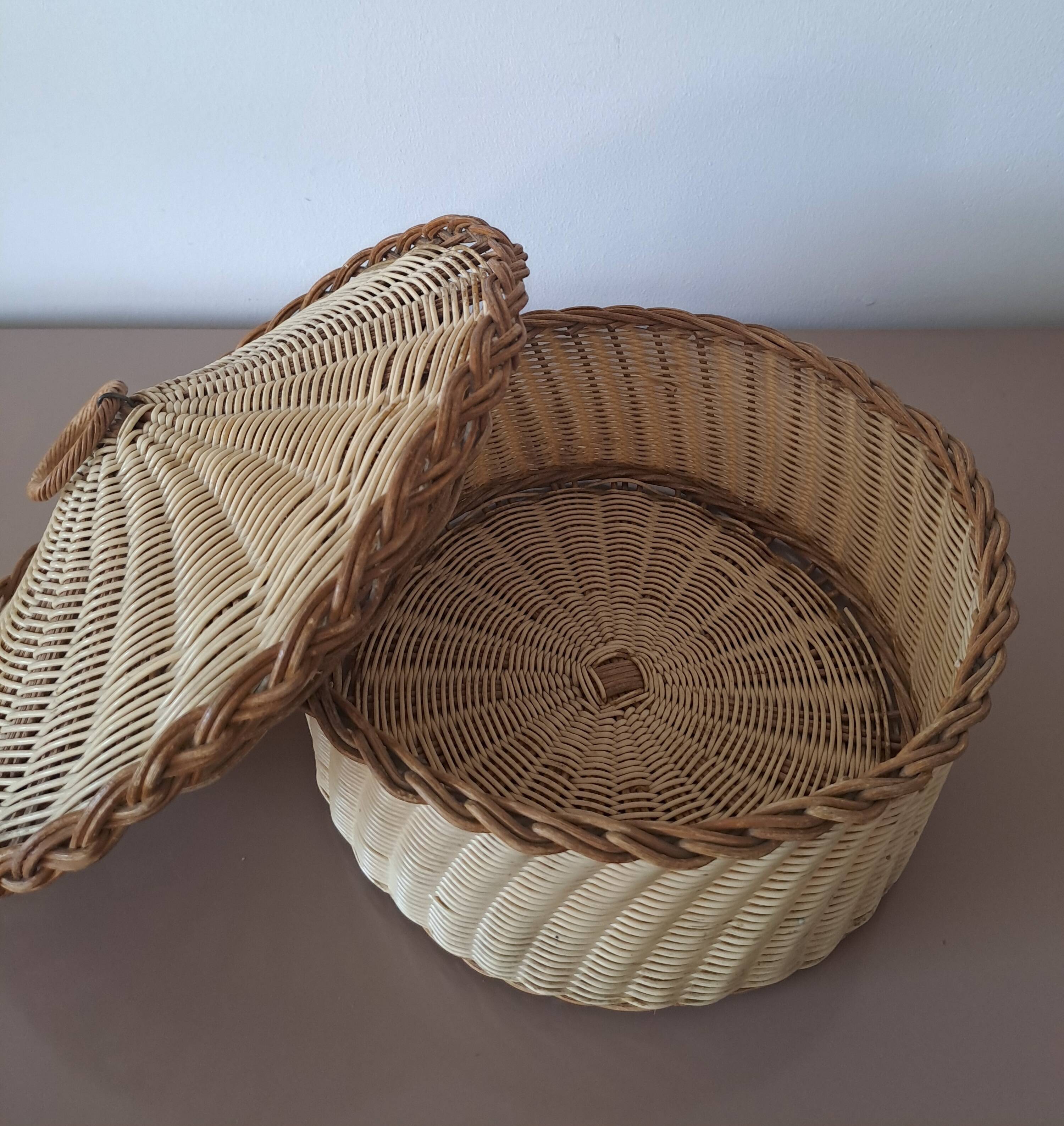 Vintage woven wicker basket with lid - Natural crafts