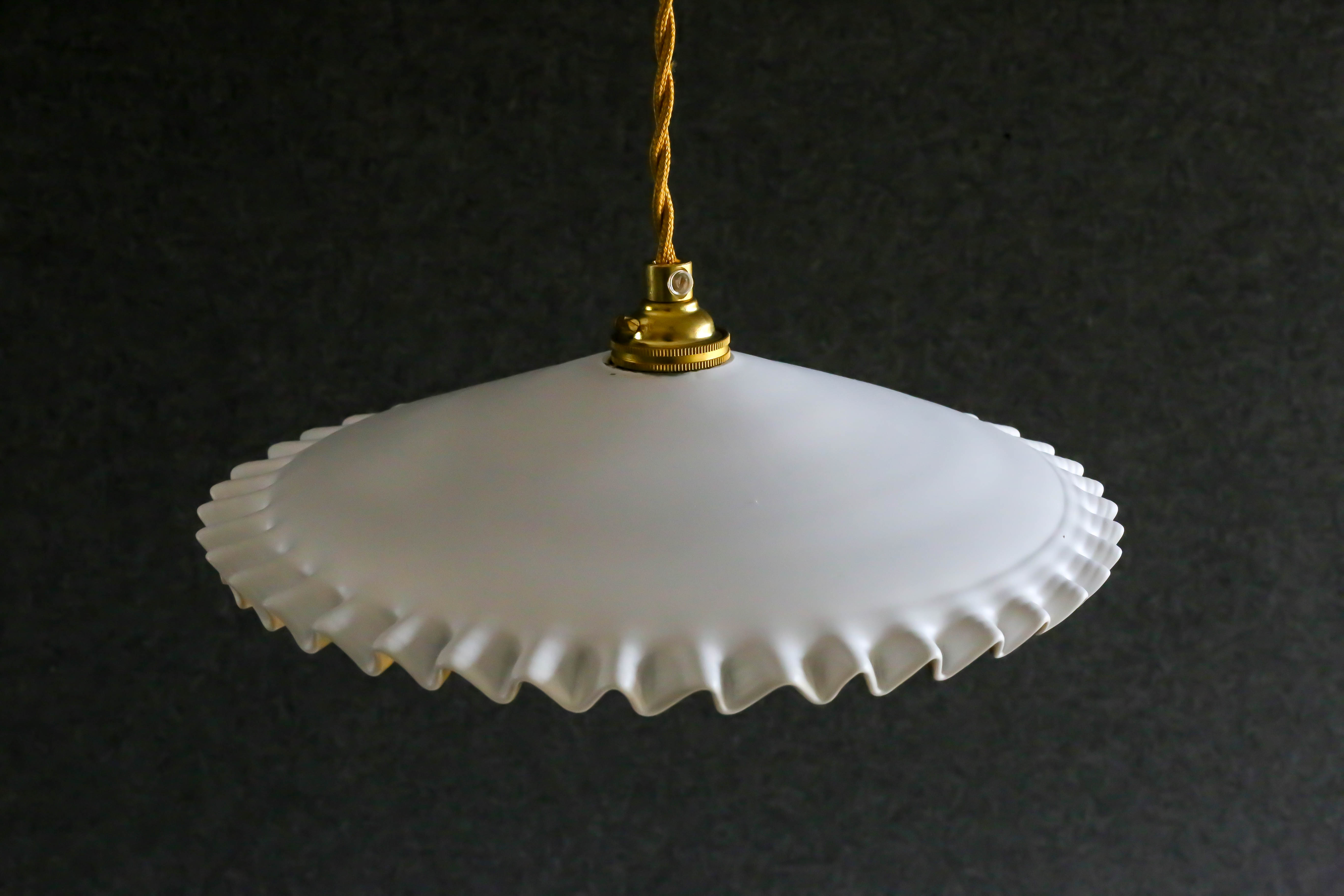 Pendant lamp in opaline