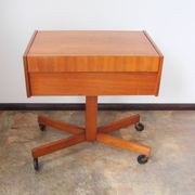 Un petit cabinet sur roulettes, des années 1960.