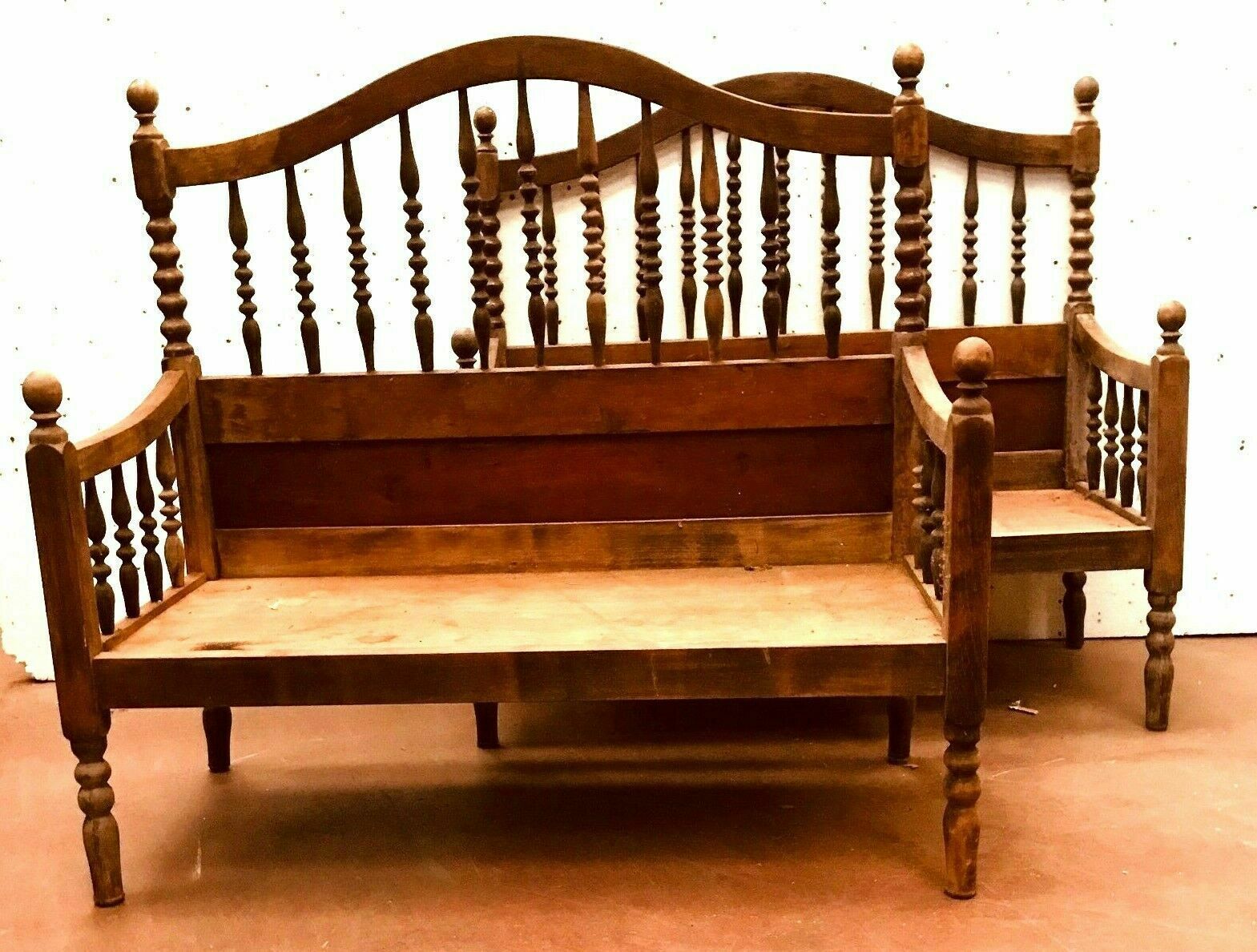 Deux bancs a dossier et accoudoir ajouré hêtre massif XX siècle