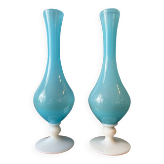 Paire de vases en opaline bleu et blanc