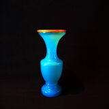 Vase en verre opalin couleur bleu ciel